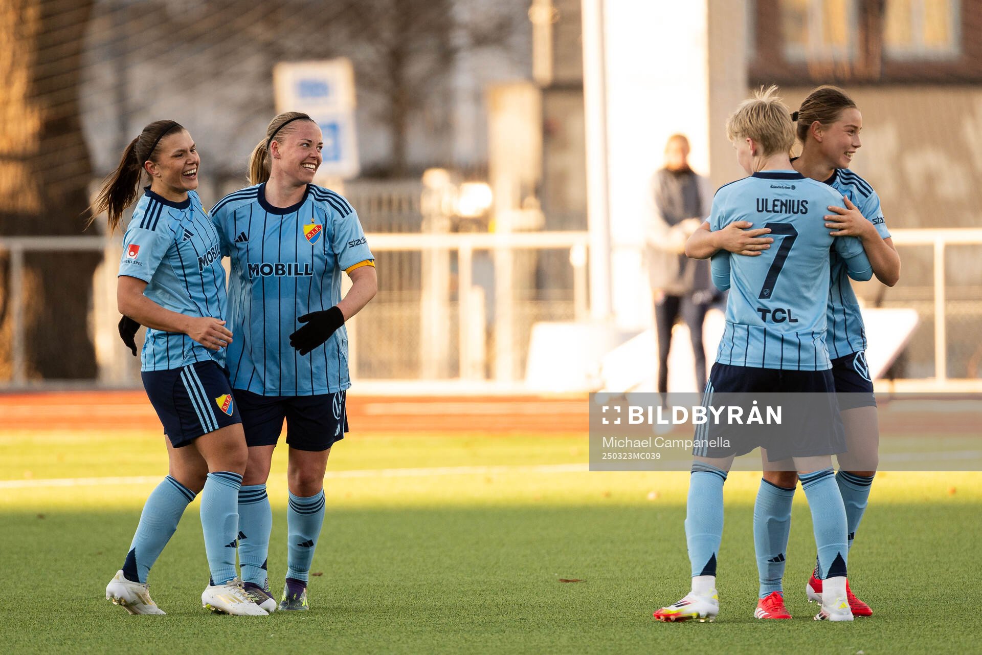Djurgårdens Alexsandra Lobanova, Therese Åsland, och Olivia Ulenius jublar efter fotbollsmatchen i Damallsvenskan mellan Djurgården och Kristianstad den 23 mars 2025 i Stockholm.