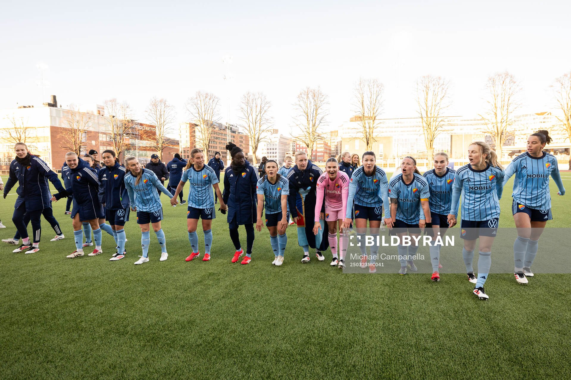Djurgårdens spelare tackar publiken