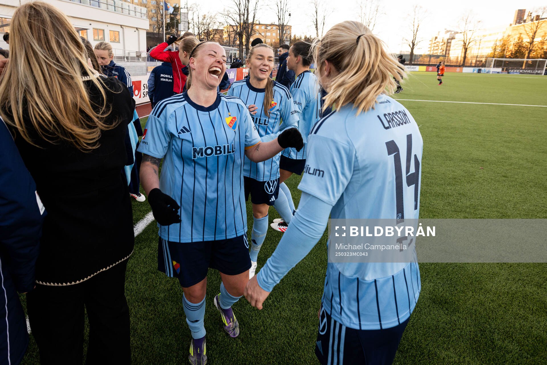 Djurgårdens Therese Åsland och Mimmi Larsson jublar