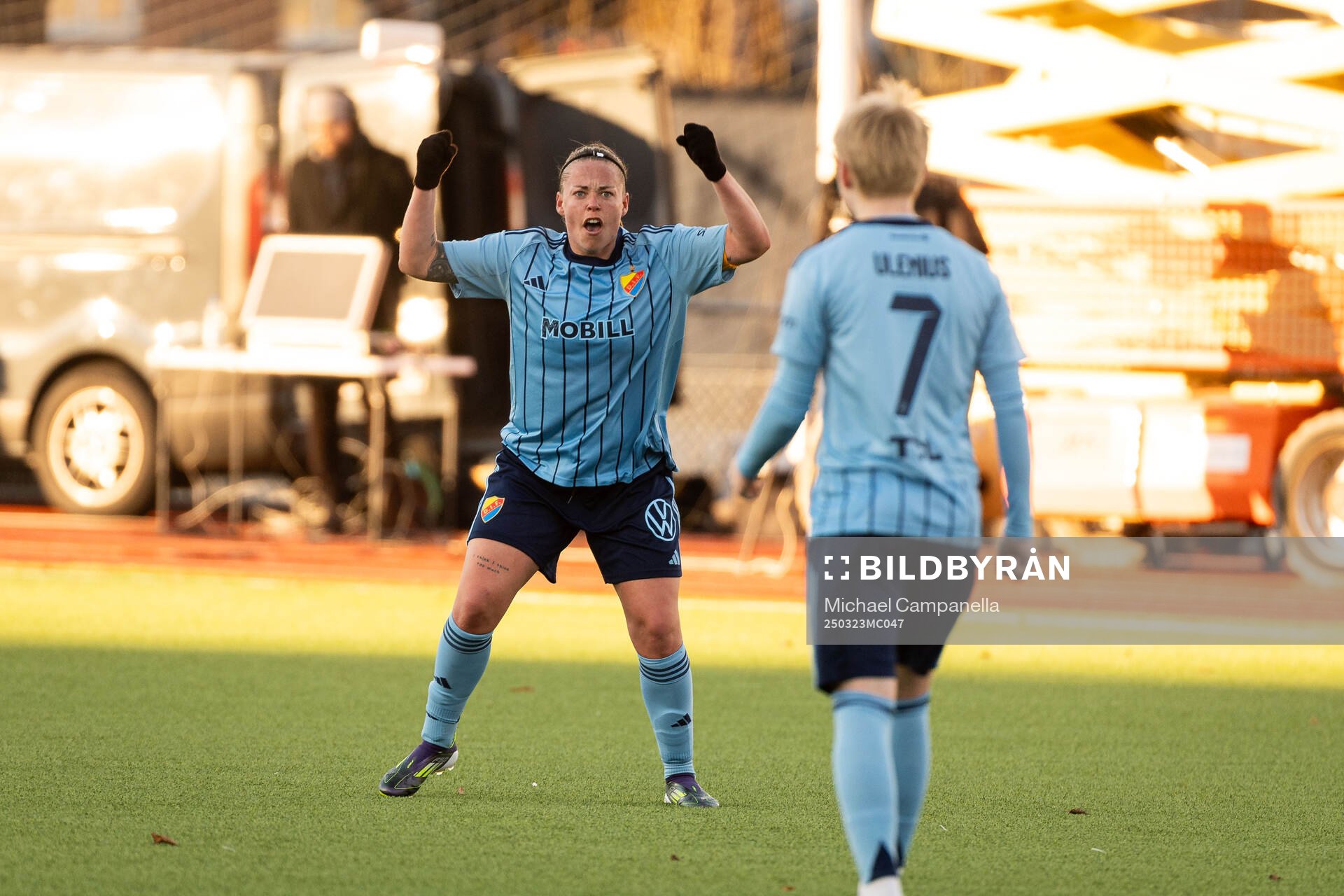 Djurgårdens Therese Åsland jublar efter fotbollsmatchen i Damallsvenskan mellan Djurgården och Kristianstad den 23 mars 2025 i Stockholm.