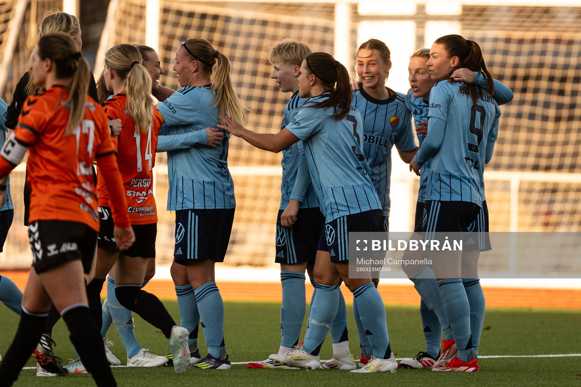 Djurgårdens Pauline Hammarlund jublar med lagkamrater efter 2-1 under fotbollsmatchen i Damallsvenskan mellan Djurgården och Kristianstad den 23 mars 2025 i Stockholm.
