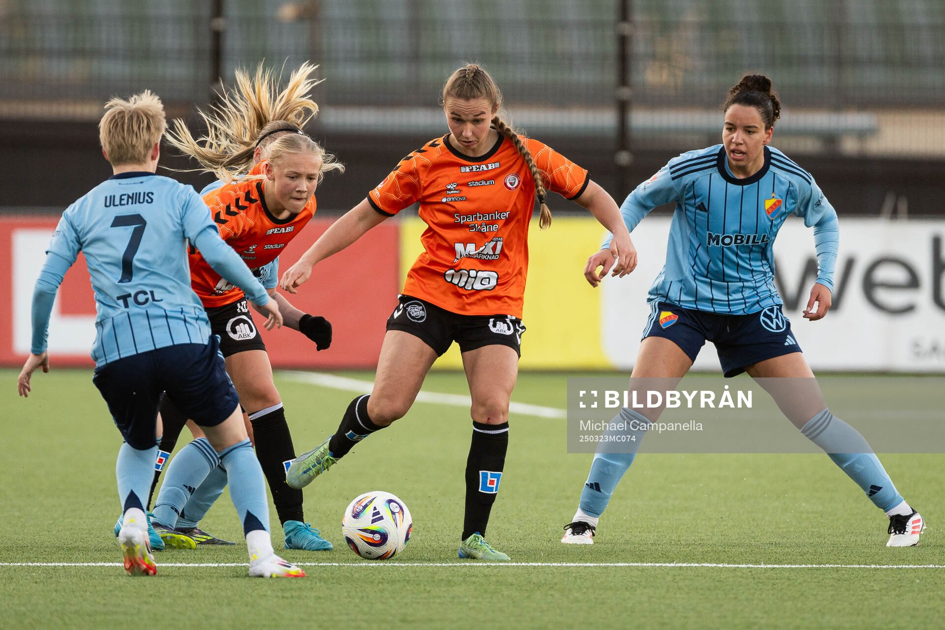 Kristianstads Alexandra Johannsdottir och Djurgårdens Nanne Ruuskanen under fotbollsmatchen i Damallsvenskan mellan Djurgården och Kristianstad den 23 mars 2025 i Stockholm.