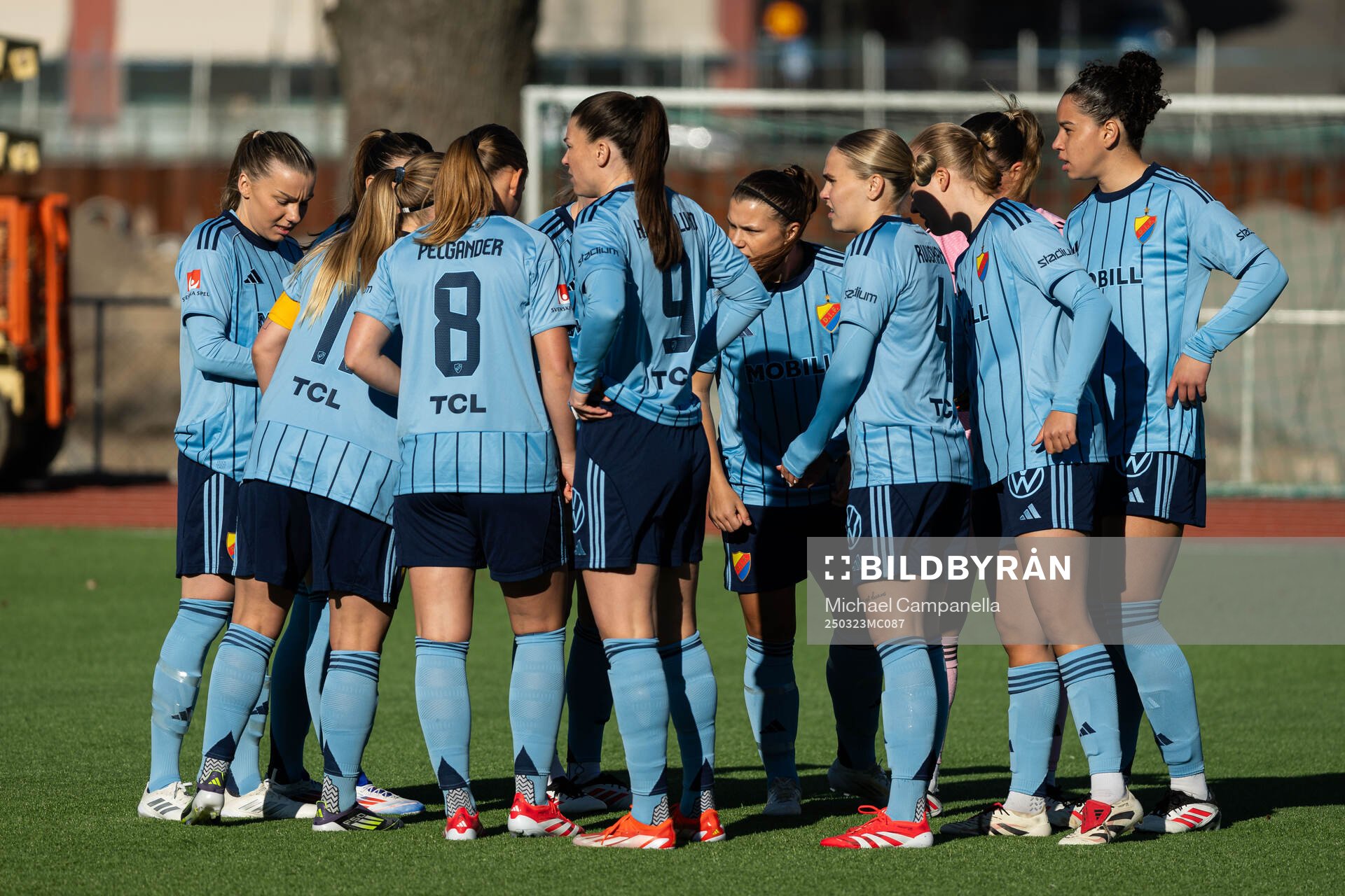 Djurgårdens spelare i en kram