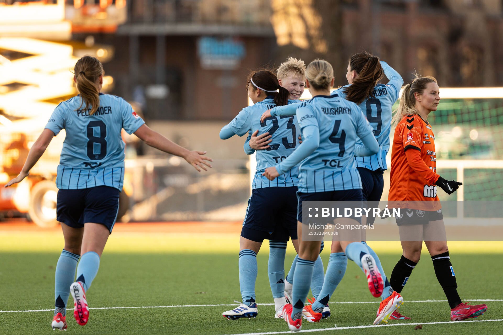 Djurgårdens Urara Watanabe jublar med lagkamrater efter 1-1 under fotbollsmatchen i Damallsvenskan mellan Djurgården och Kristianstad den 23 mars 2025 i Stockholm.