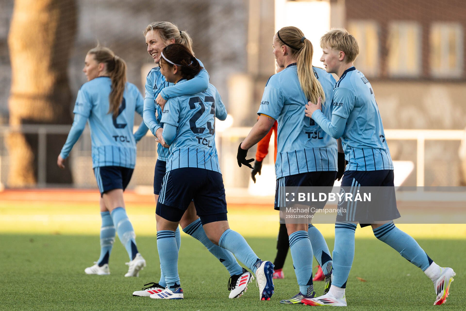 Djurgårdens Urara Watanabe jublar med Mimmi Larsson