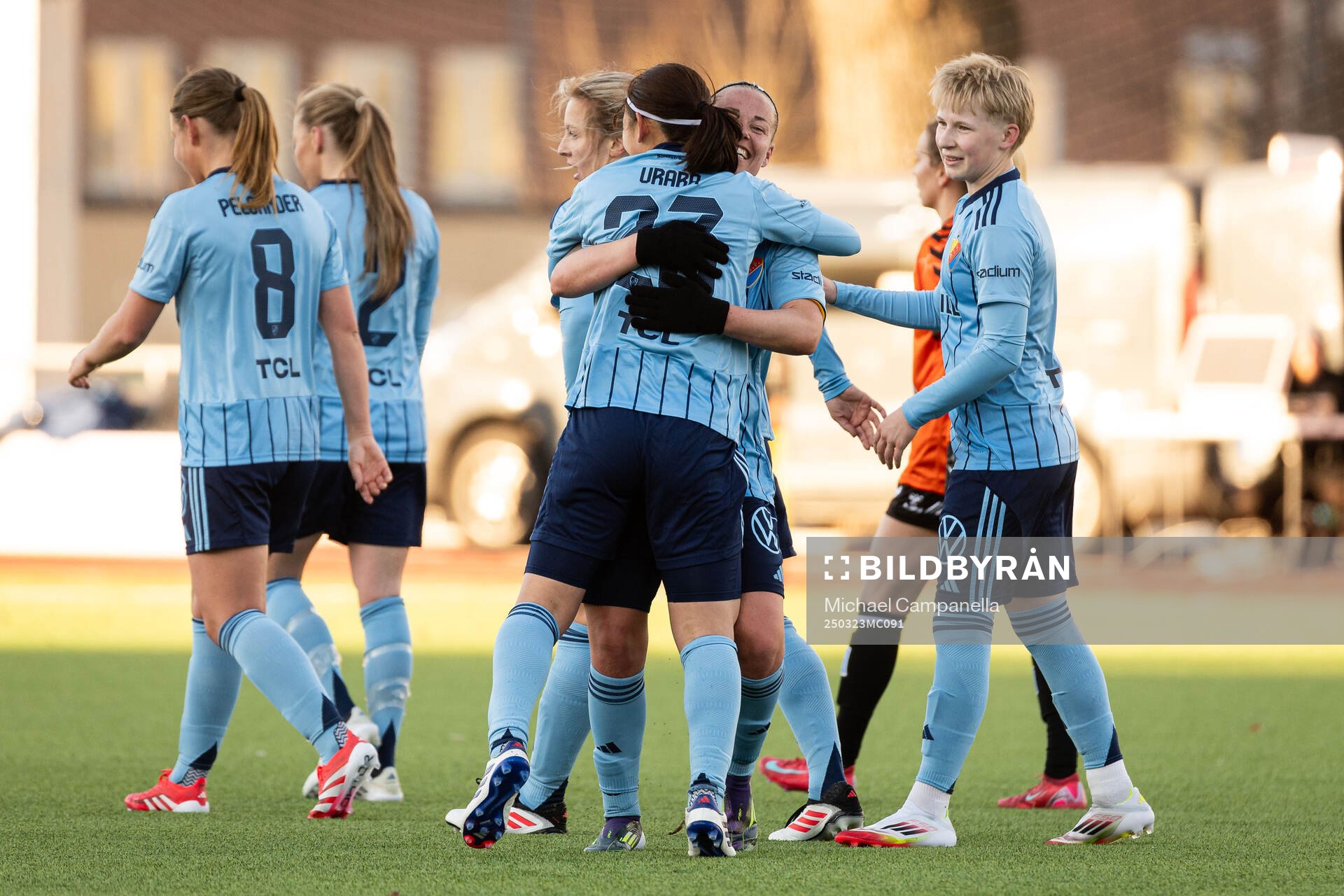 Djurgårdens Urara Watanabe jublar med Therese Åsland