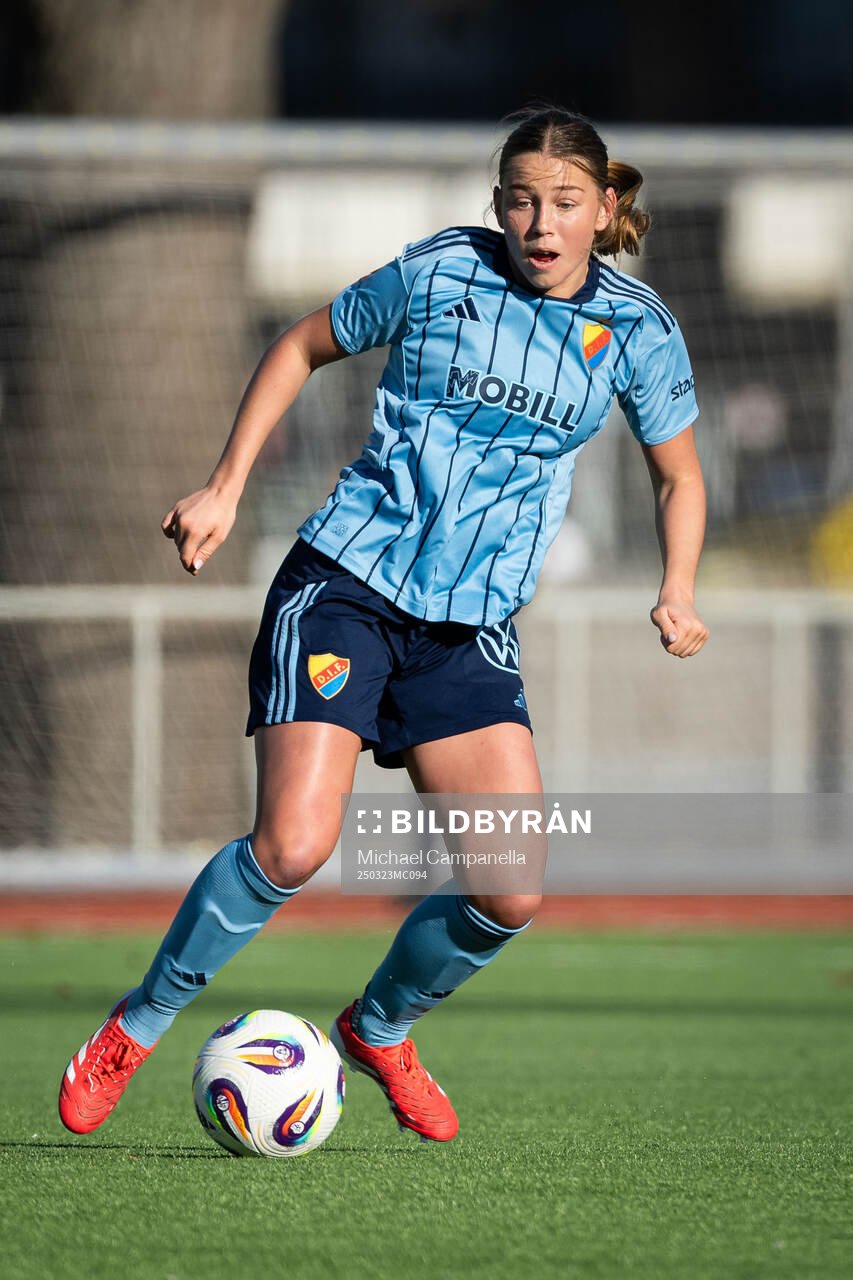 Djurgårdens Elsa Pelgander under fotbollsmatchen i Damallsvenskan mellan Djurgården och Kristianstad den 23 mars 2025 i Stockholm.