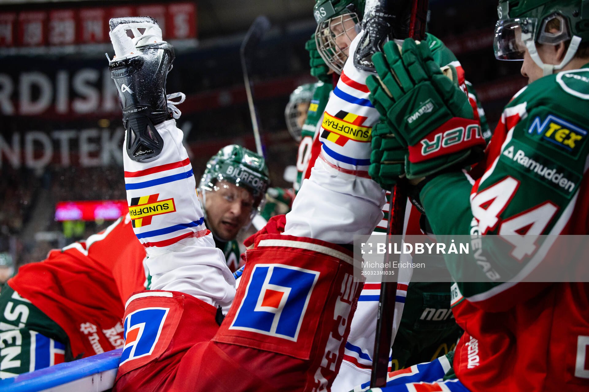 Frölundas Nicklas Lasu tacklar in Timrås Oliver Kapanen i