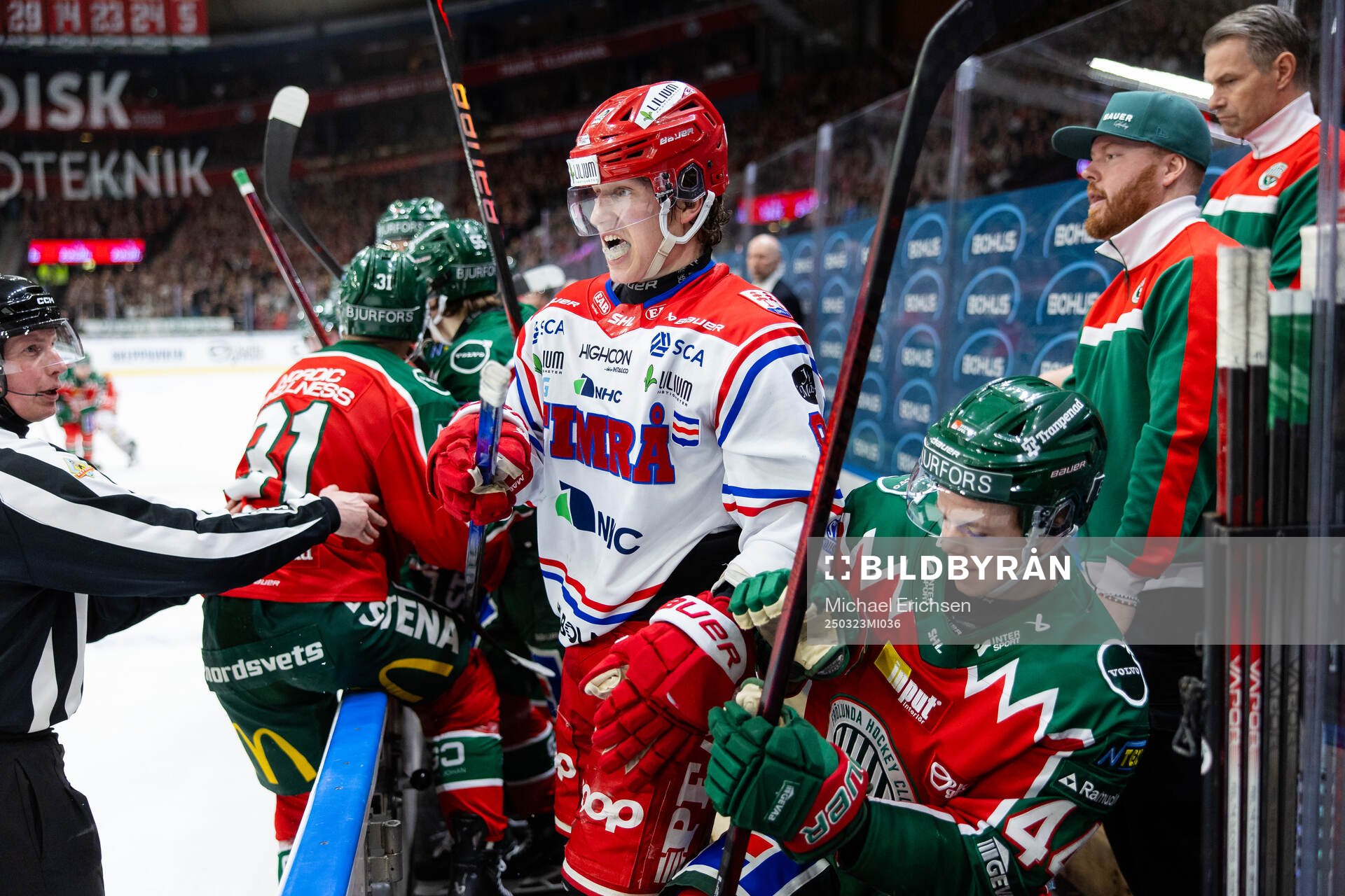 Frölundas Nicklas Lasu tacklar in Timrås Oliver Kapanen i