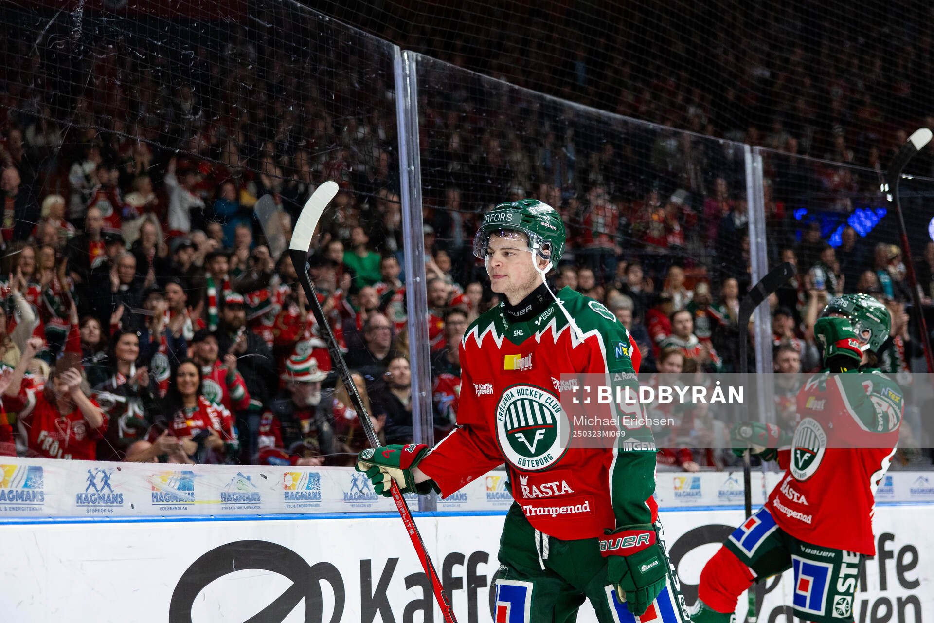 Frölundas Filip Cederqvist och Erik Thorell  jublar och