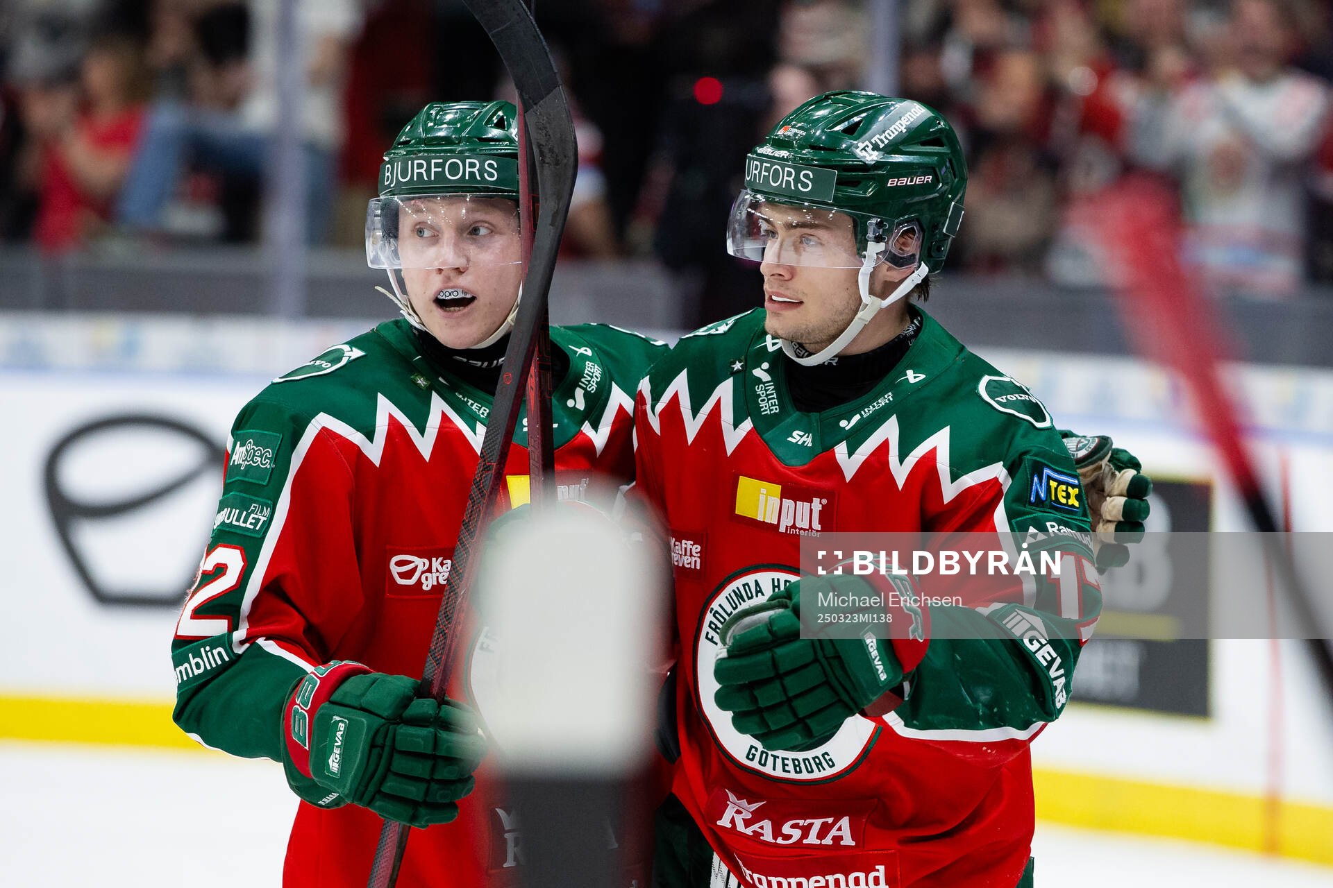 Frölundas Isac Born jublar ihop med Noah Hasa