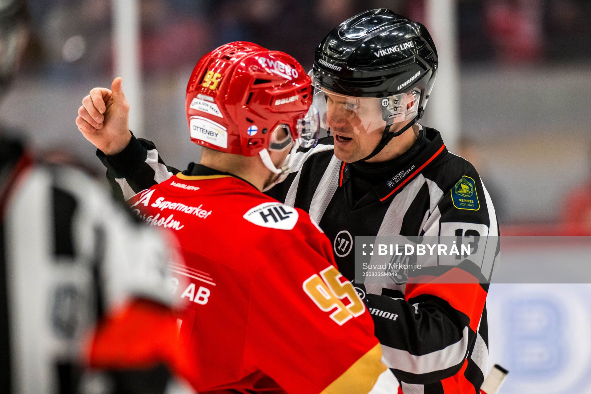 Kalmars Teemu Väyrynen och Domare Stefan Leijonklo