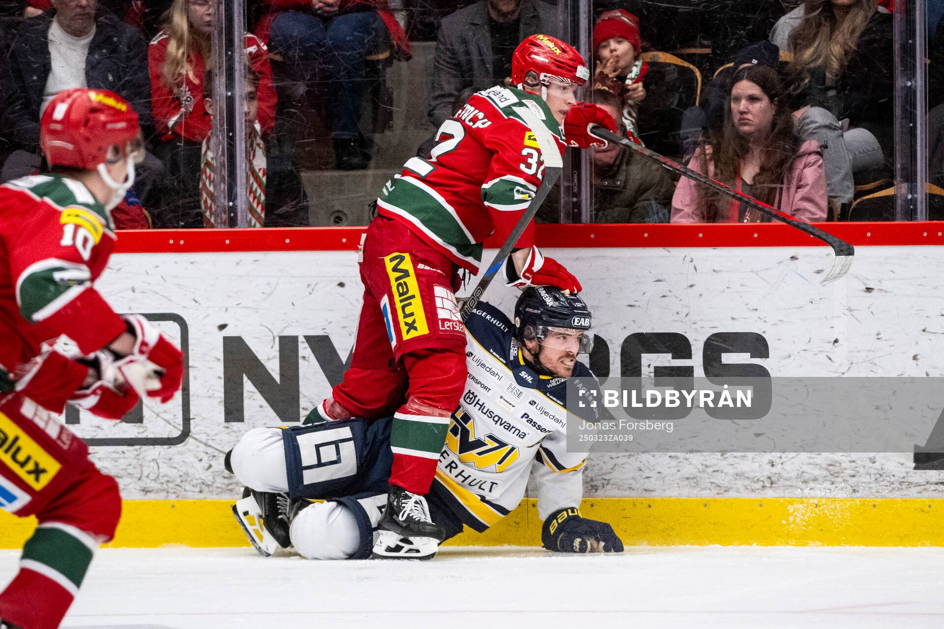 Modos Theodor Niederbach och HV71s Oscar Engsund