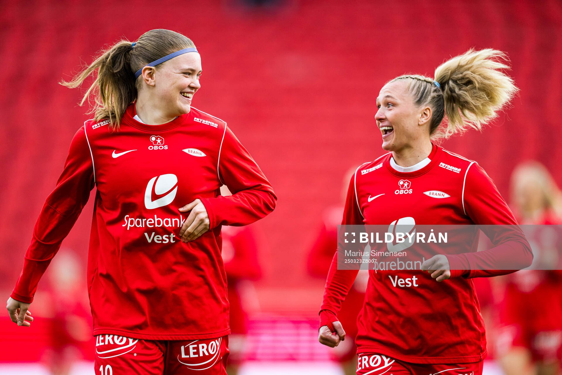 Signe Gaupset and Karoline Haugland of Brann warms up