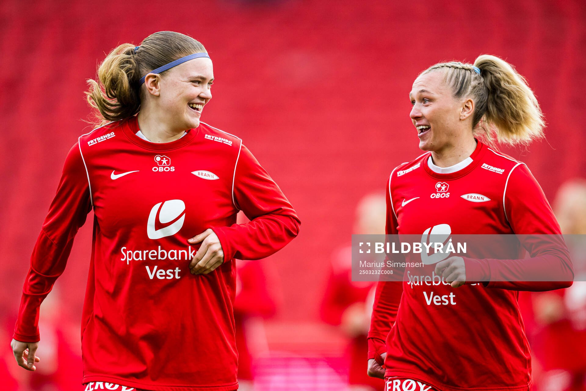 Signe Gaupset and Karoline Haugland of Brann warms up