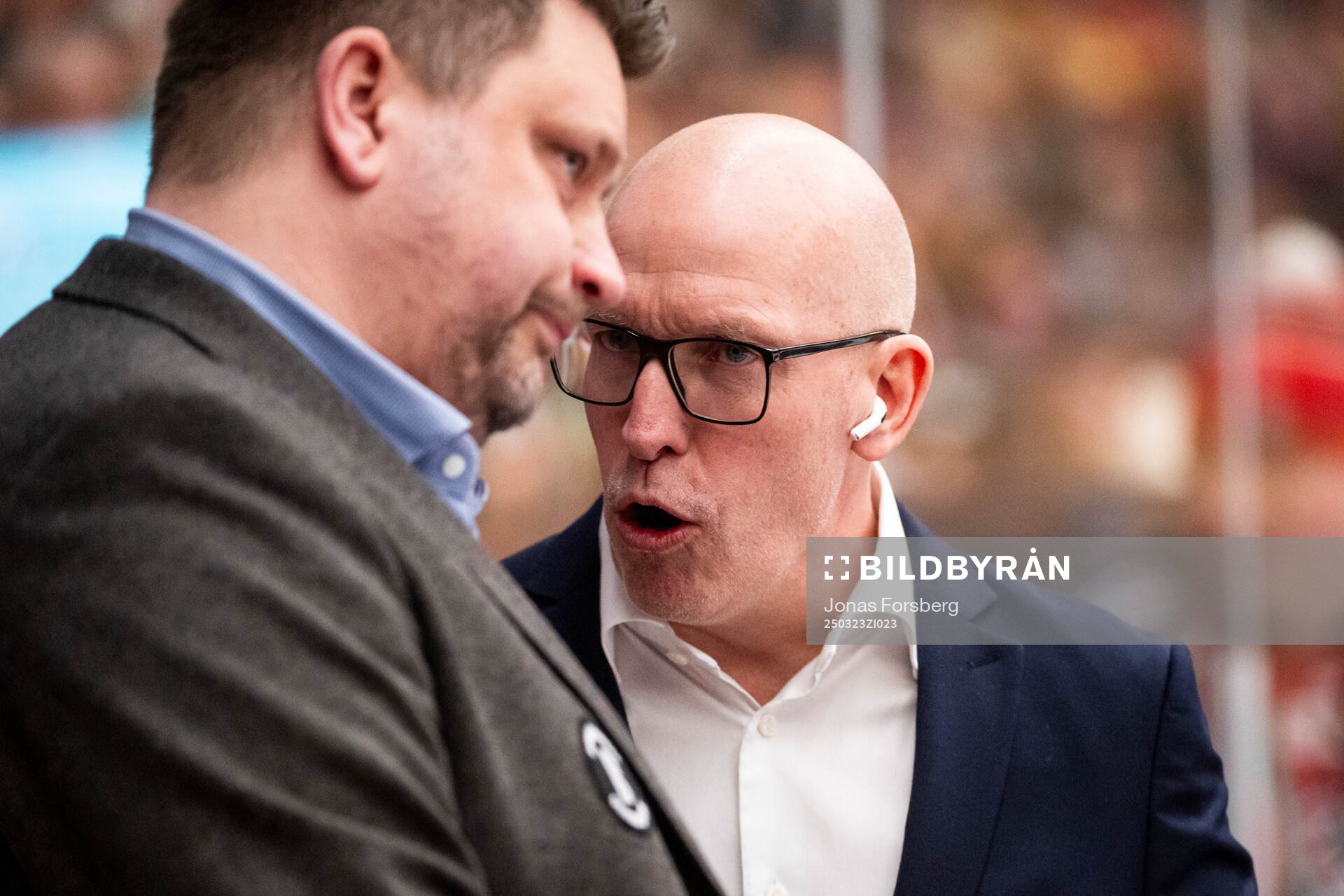 Modos  tränare Mattias Karlin och assisterande tränare