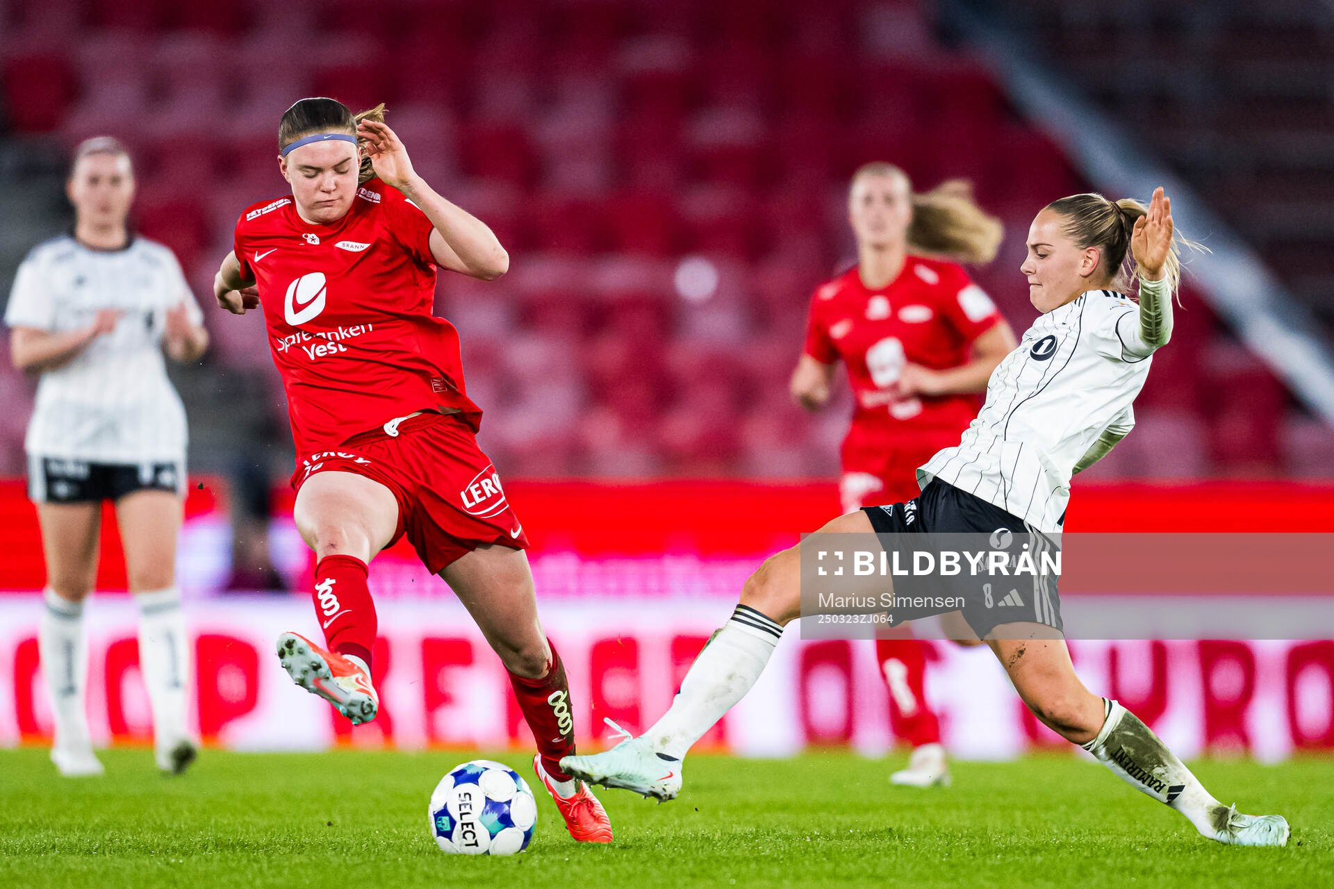 Signe Gaupset of Brann and Agnes Birgitta Nyberg of Rosenborg during the Toppserien football match between Brann and Rosenborg on March 23, 2025 in Bergen.