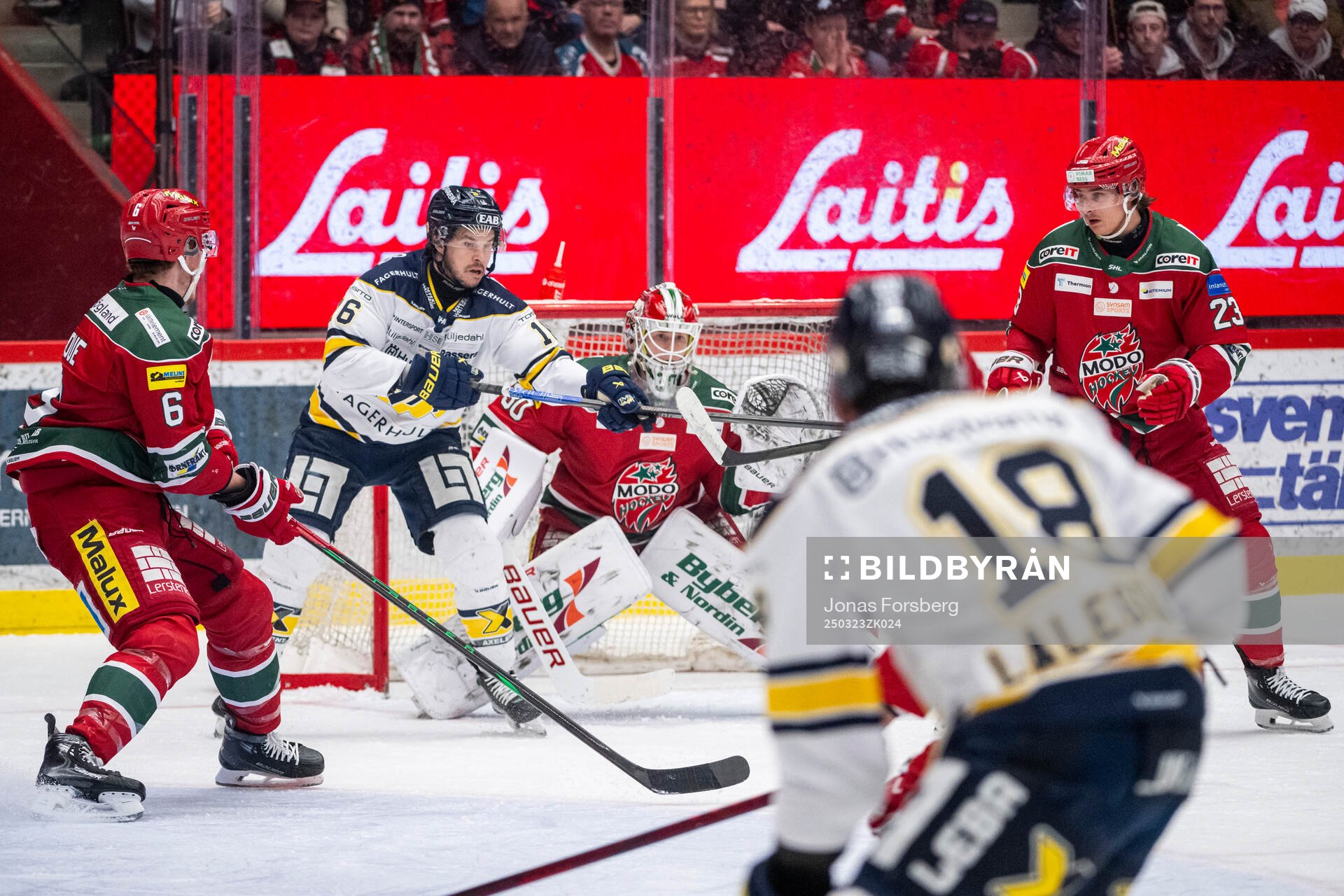 HV71s Tanner Kero och Modos målvakt Lassi Lehtinen