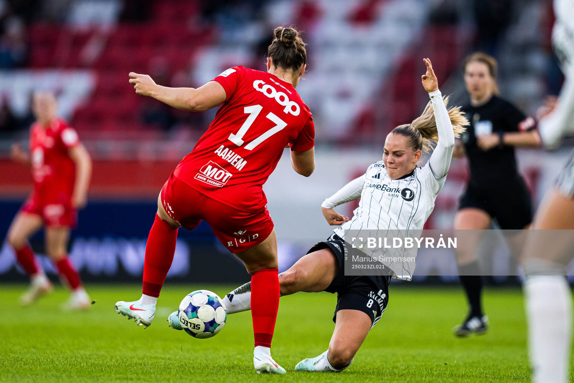 Anna Nerland Aahjem of Brann and Agnes Birgitta Nyberg of Rosenborg during the Toppserien football match between Brann and Rosenborg on March 23, 2025 in Bergen.