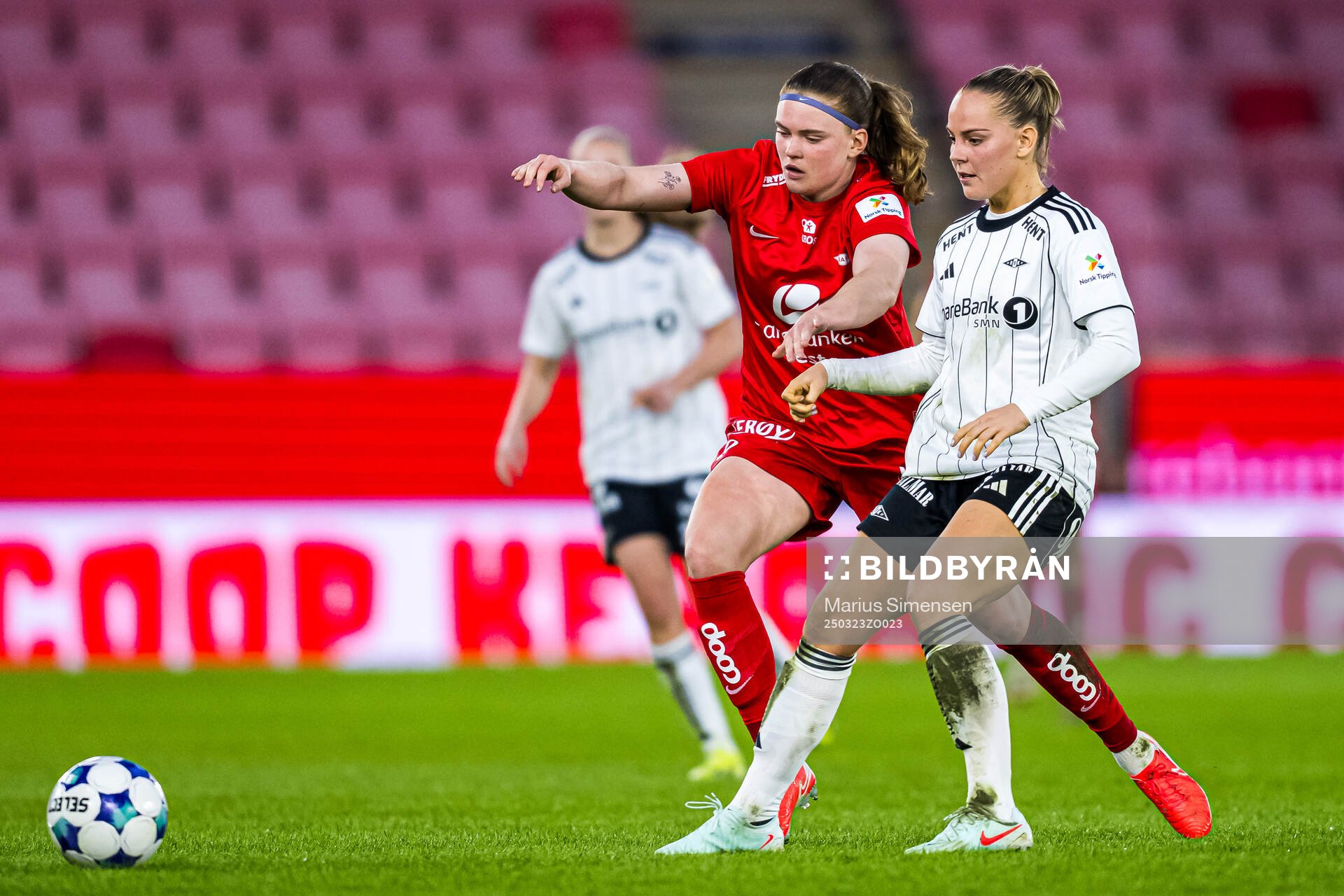 Signe Gaupset of Brann and Hanna Dahl of Rosenborg