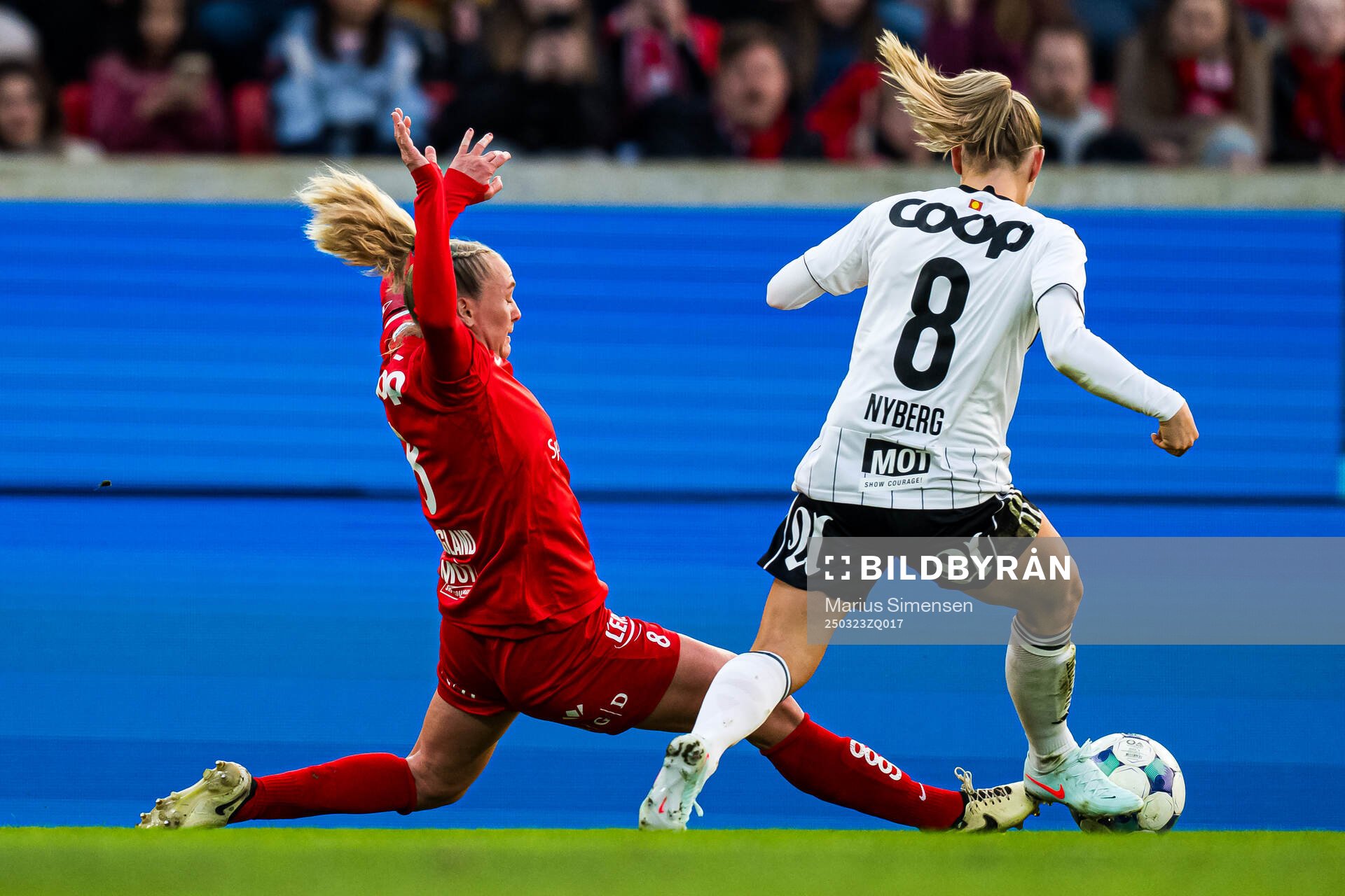 Karoline Haugland of Brann and Agnes Birgitta Nyberg of Rosenborg during the Toppserien football match between Brann and Rosenborg on March 23, 2025 in Bergen.