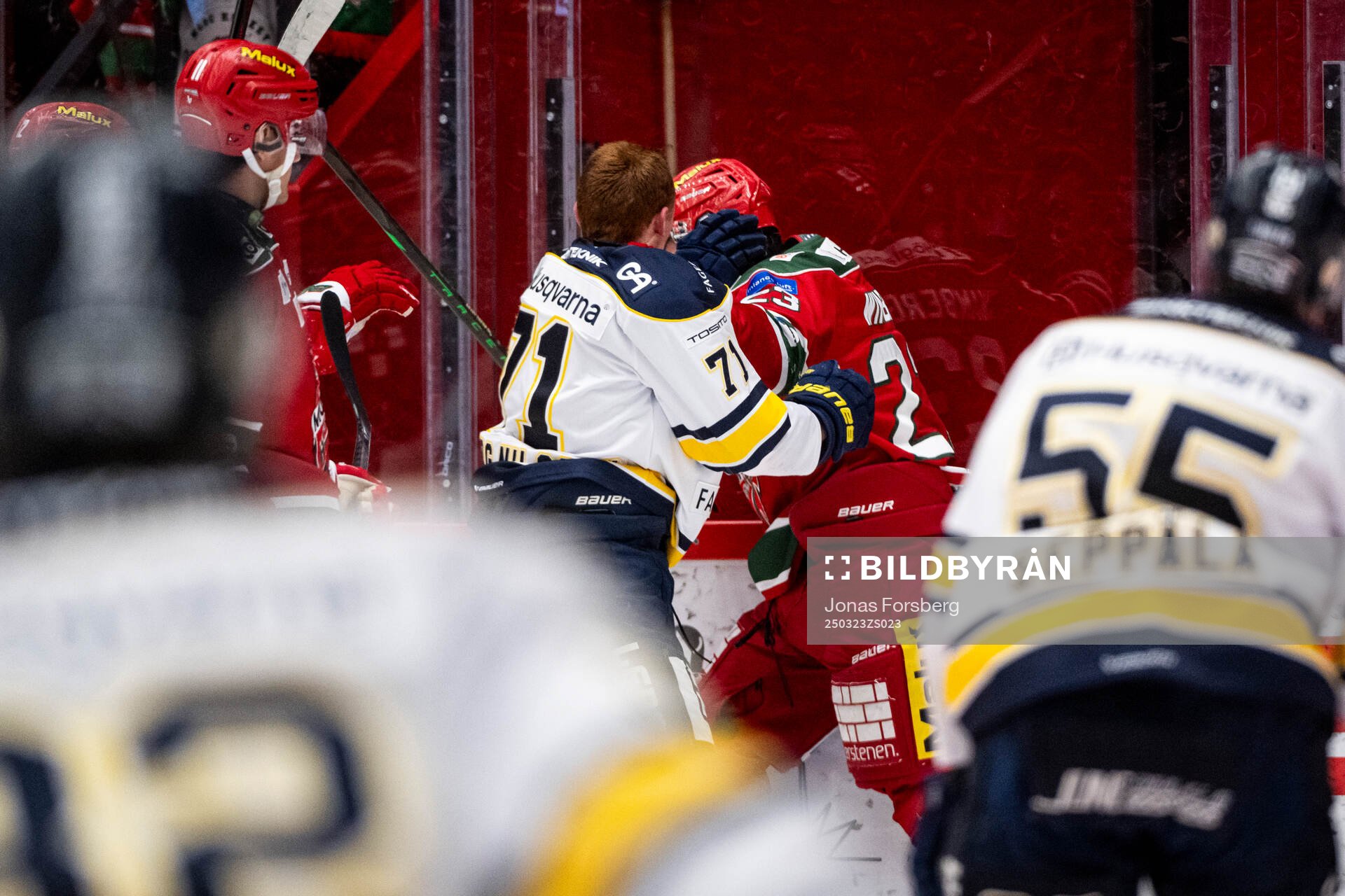 HV71s William Ignberg Nilsson och Modos Tobias Winberg