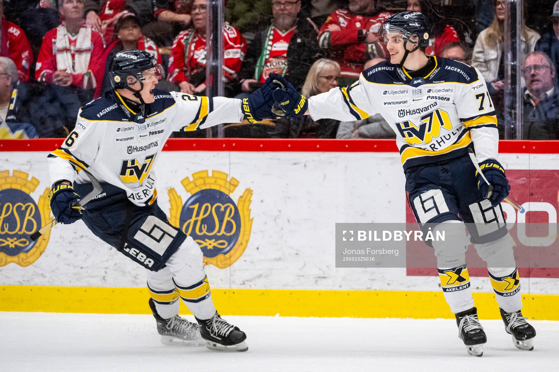 HV71s Tommi Tikka och William Ignberg Nilsson jublar