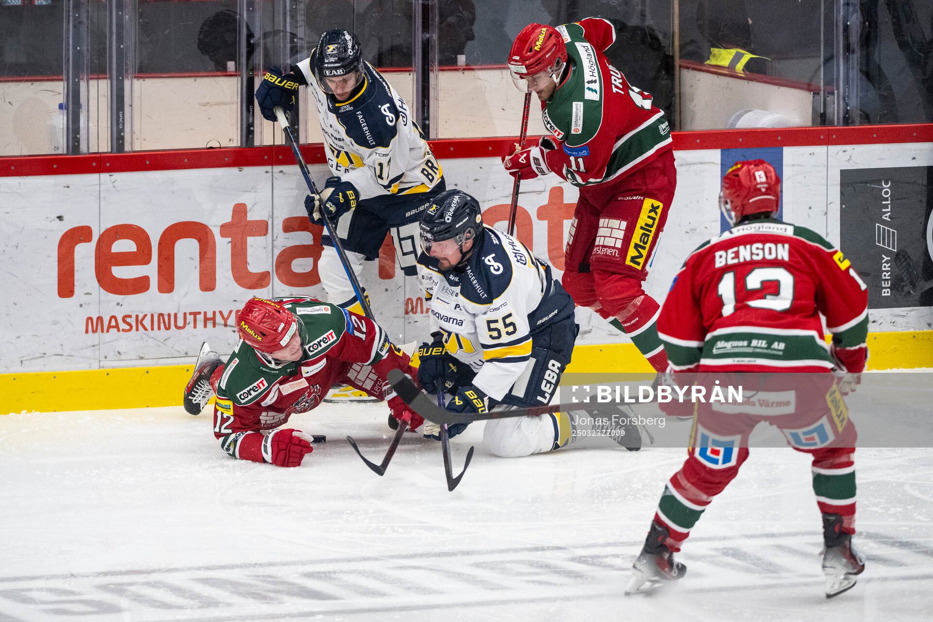 Modos Oscar Pettersson och HV71s Mikael Seppälä