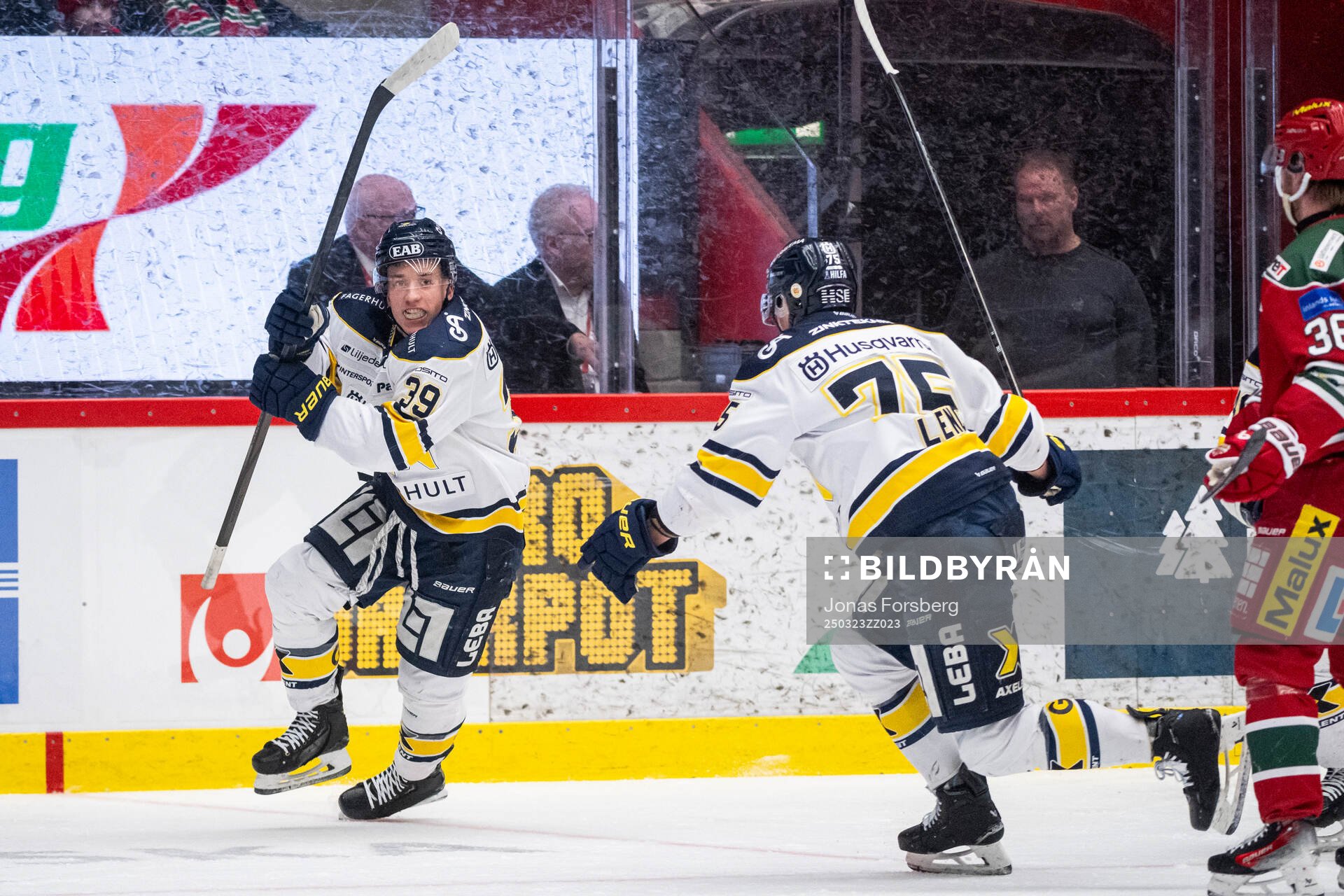 HV71s Jamiro Reber jublar