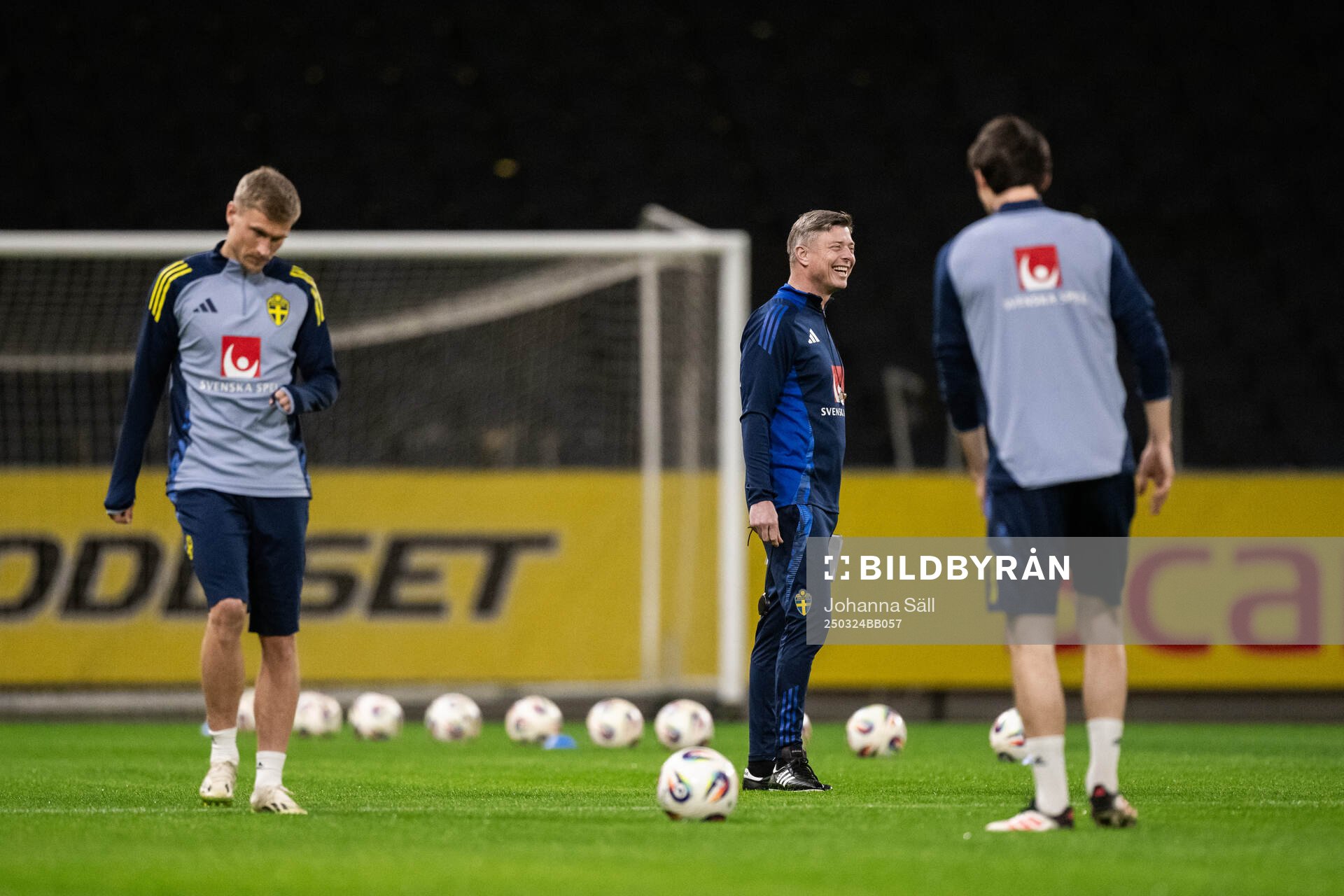 Head coach Jon Dahl Tomasson of the Swedish men's national
