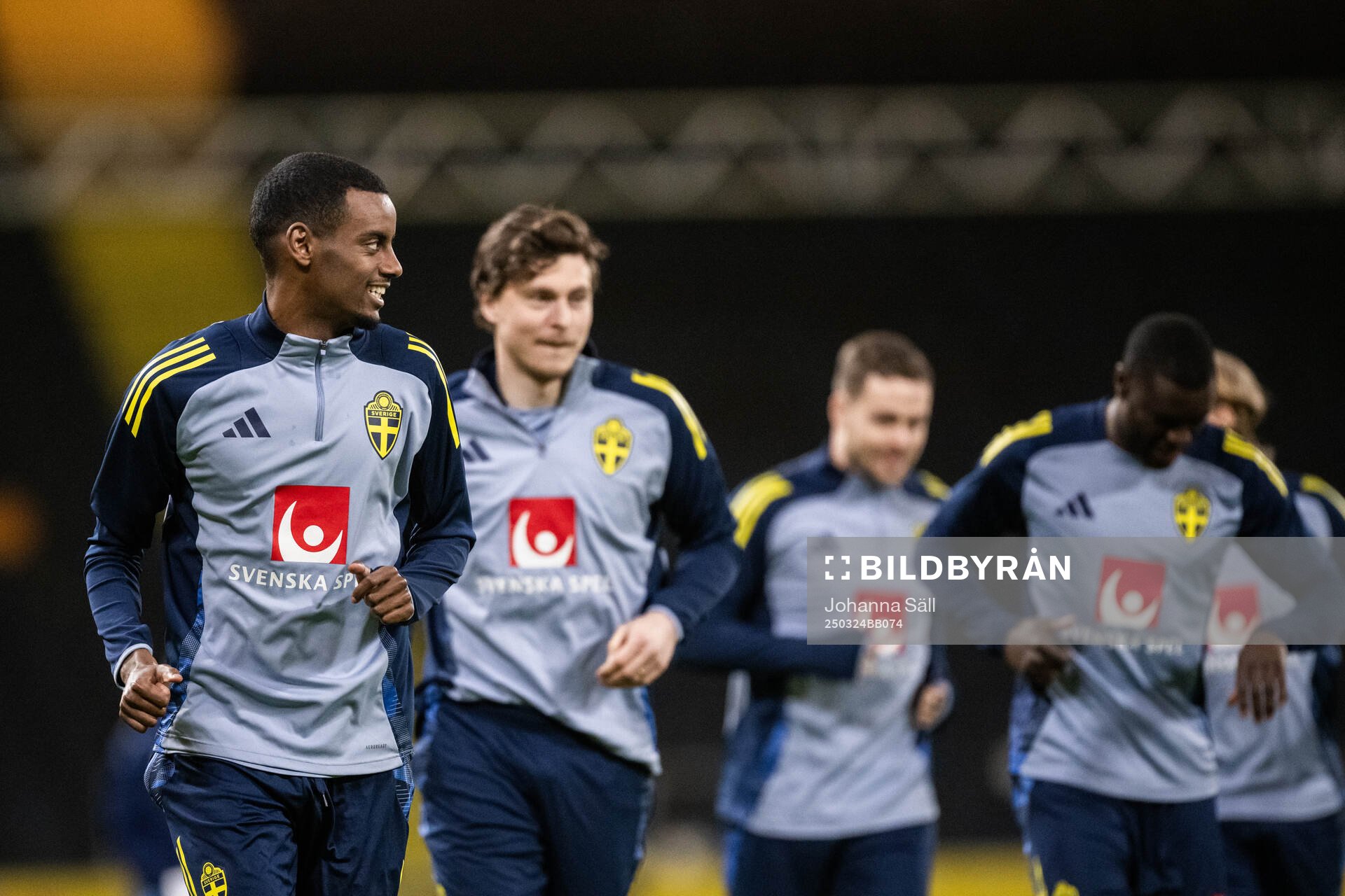 Alexander Isak and Victor Nilsson Lindelöf of the Swedish