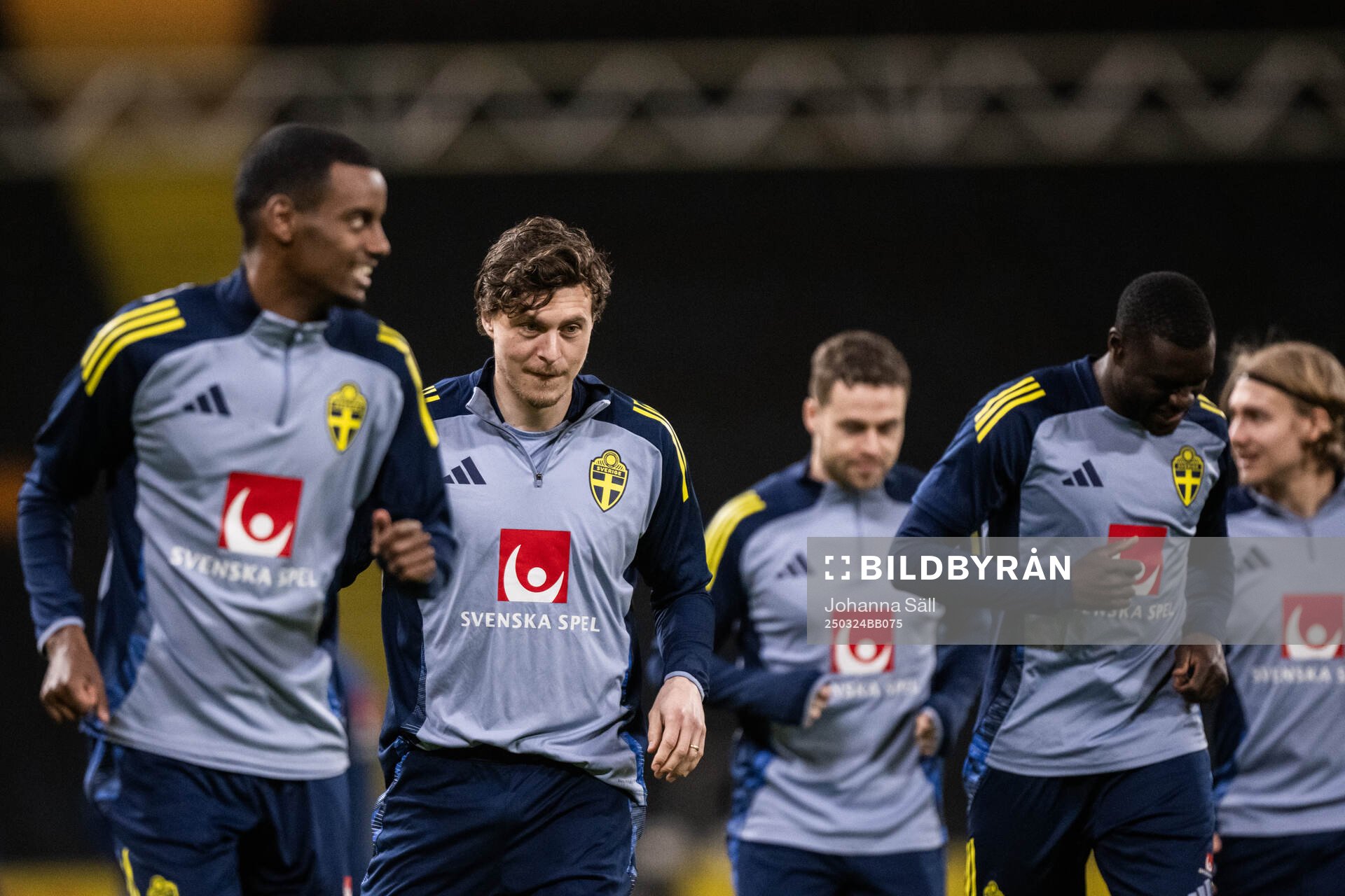 Alexander Isak and Victor Nilsson Lindelöf of the Swedish