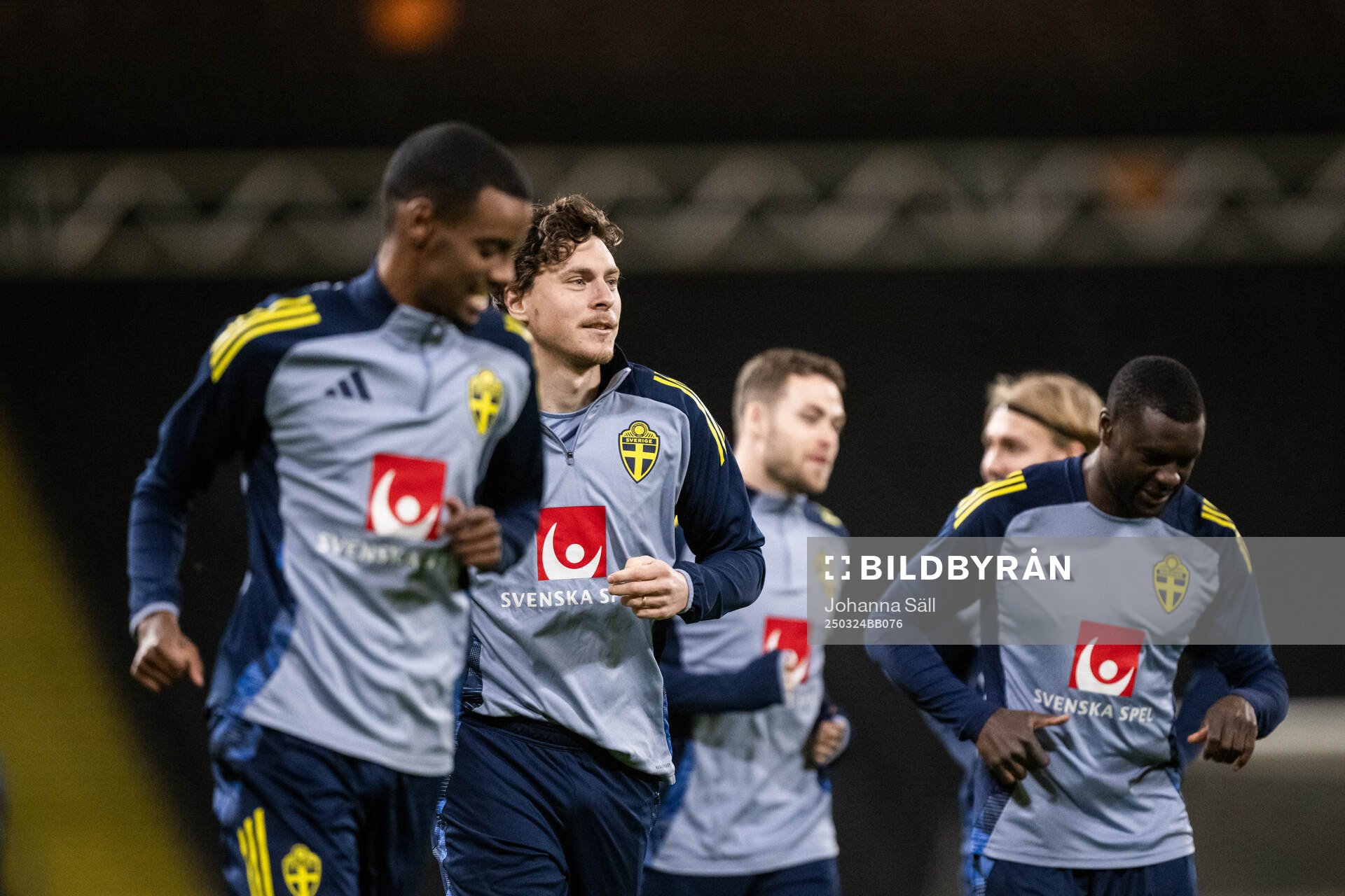 Alexander Isak and Victor Nilsson Lindelöf of the Swedish