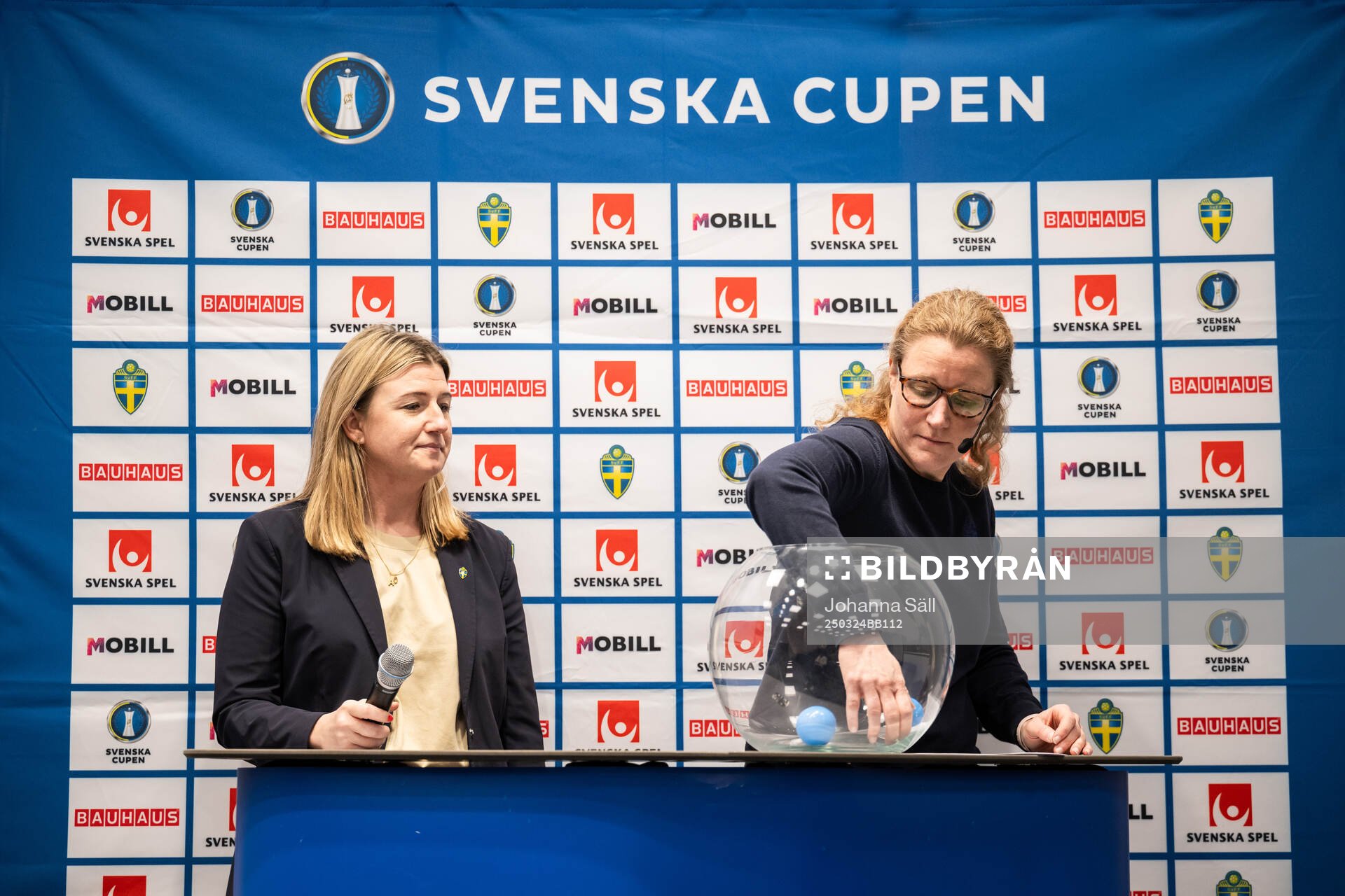 Alexandra William-Olsson och Anna Lögdberg, tävlingschef, under lottningen av herrarnas Svenska cupen final den 24 mars 2025 i Stockholm. 