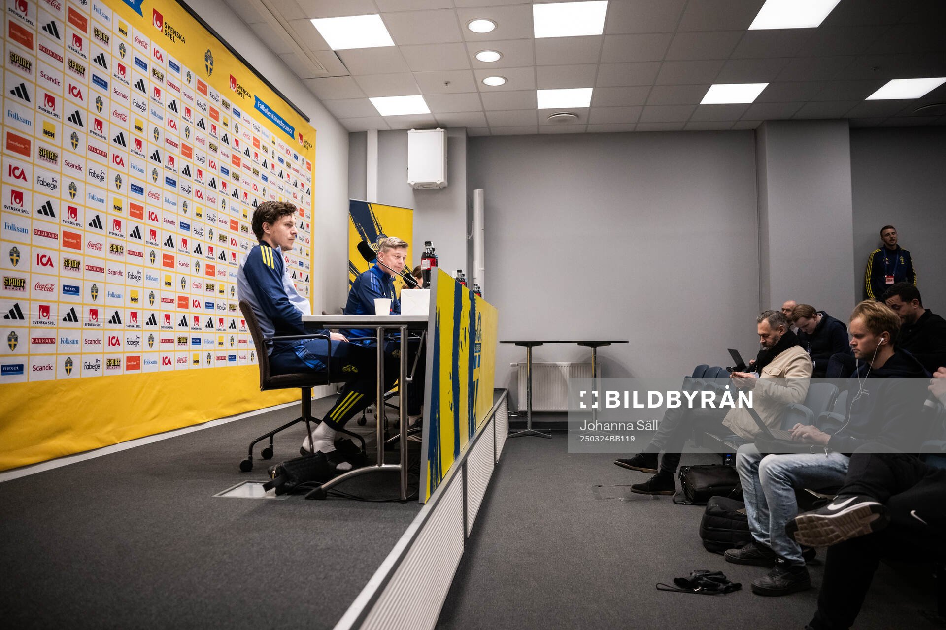 Victor Nilsson Lindelöf and Head coach Jon Dahl Tomasson