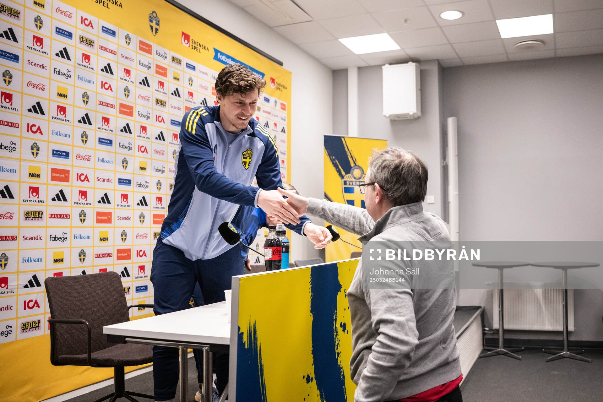 Victor Nilsson Lindelöf and head coach Jon Dahl Tomasson