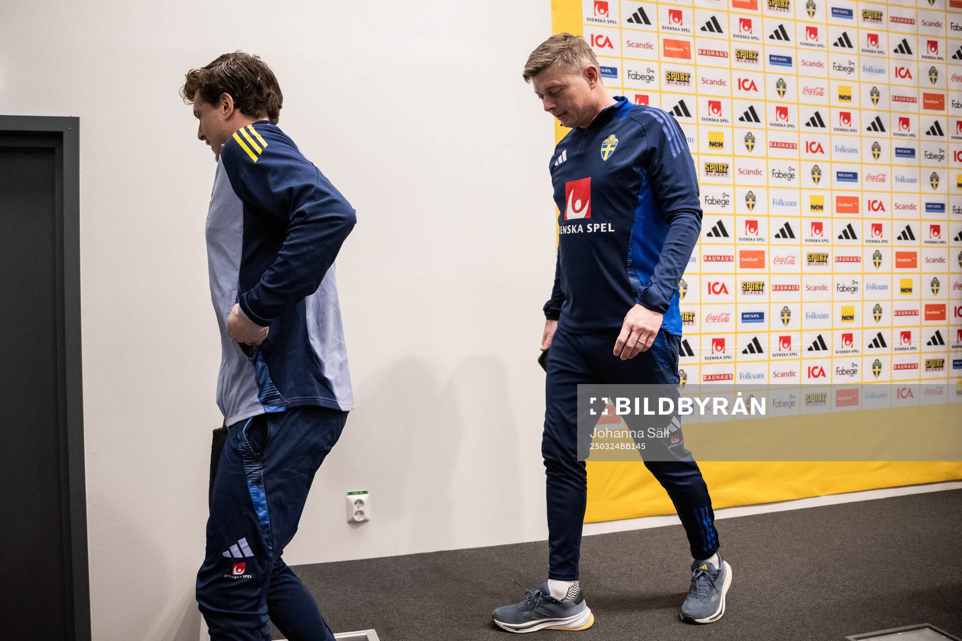 Victor Nilsson Lindelöf and head coach Jon Dahl Tomasson