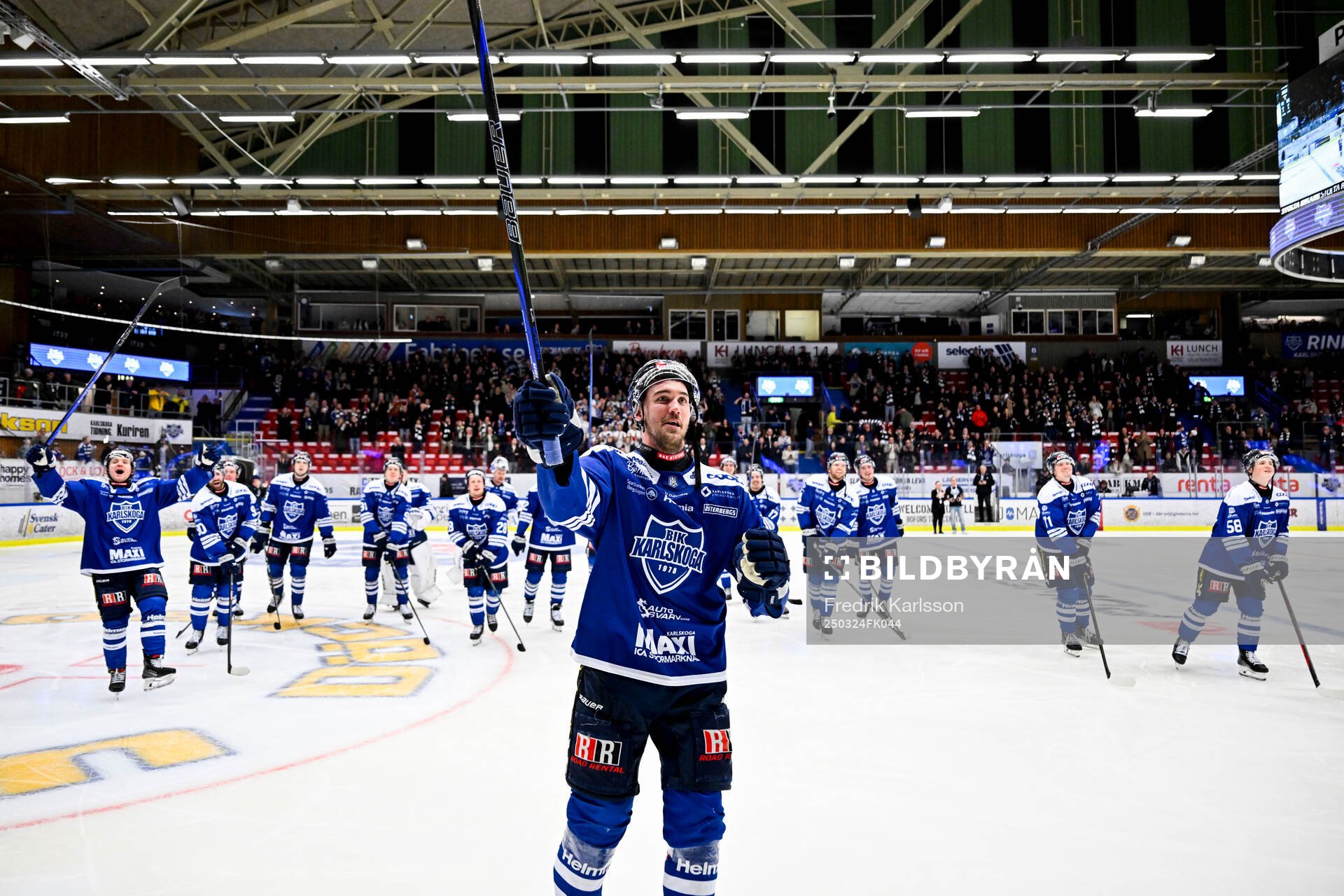 Karlskogas Jonatan Harju jublar med lagkamrater