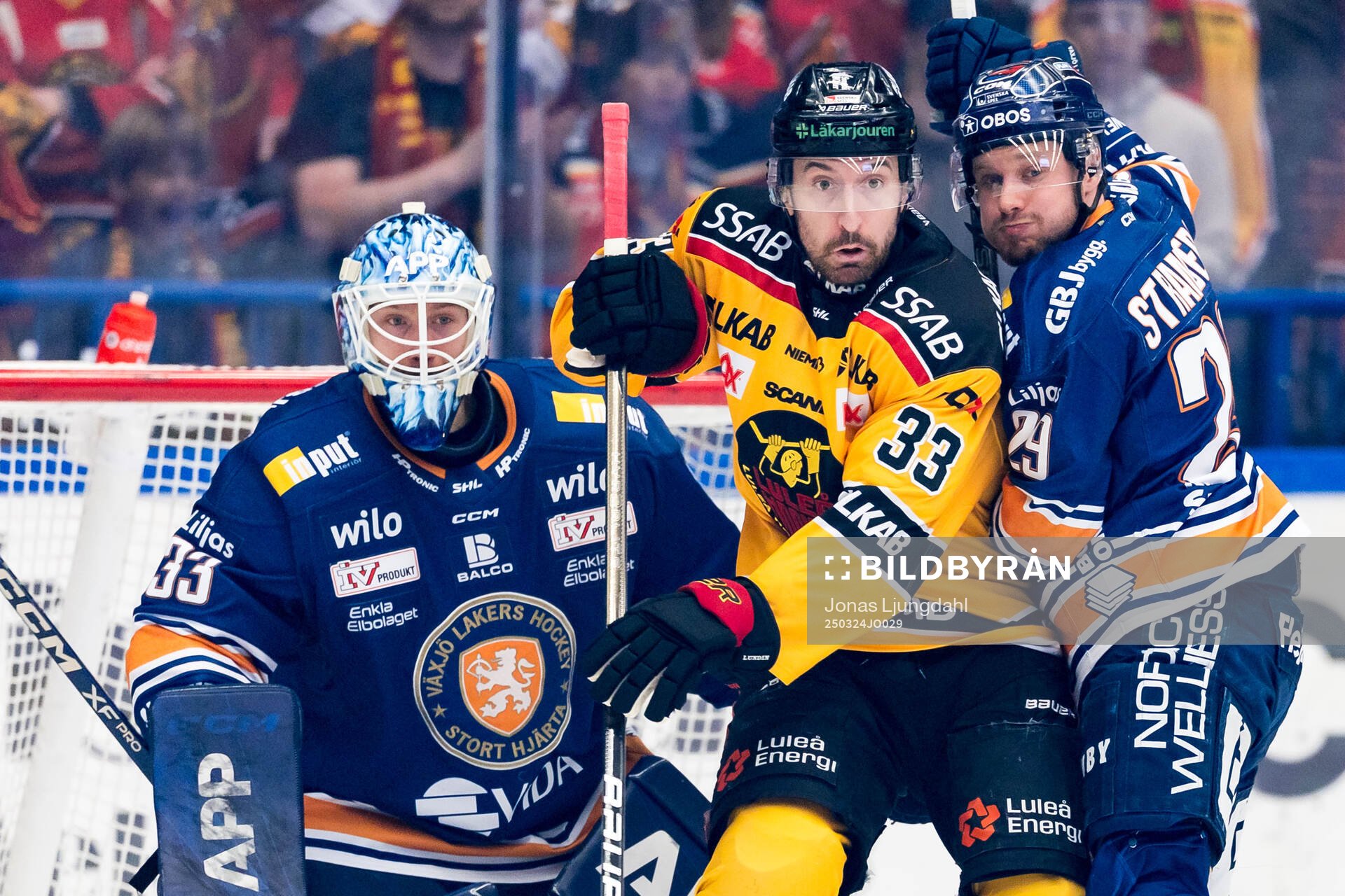 Luleås Albin Lundin mot Växjös målvakt Emil Larmi och