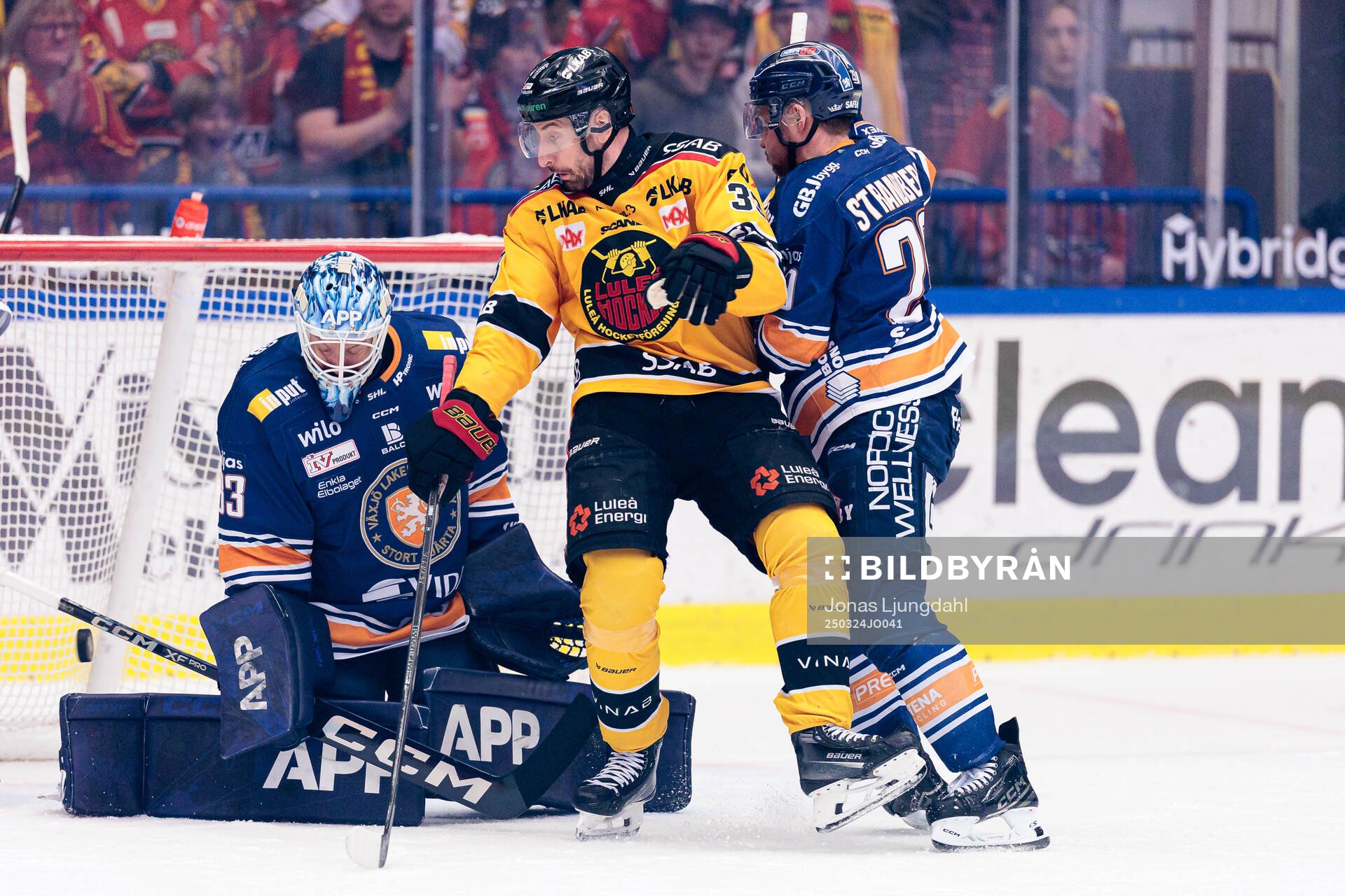 Luleås Albin Lundin mot Växjös målvakt Emil Larmi och