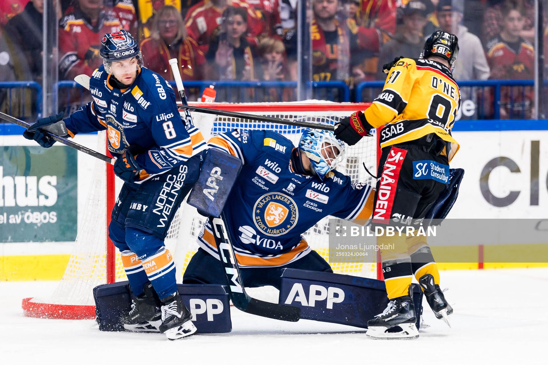 Växjös Zachary Giuttari och målvakt Emil Larmi mot