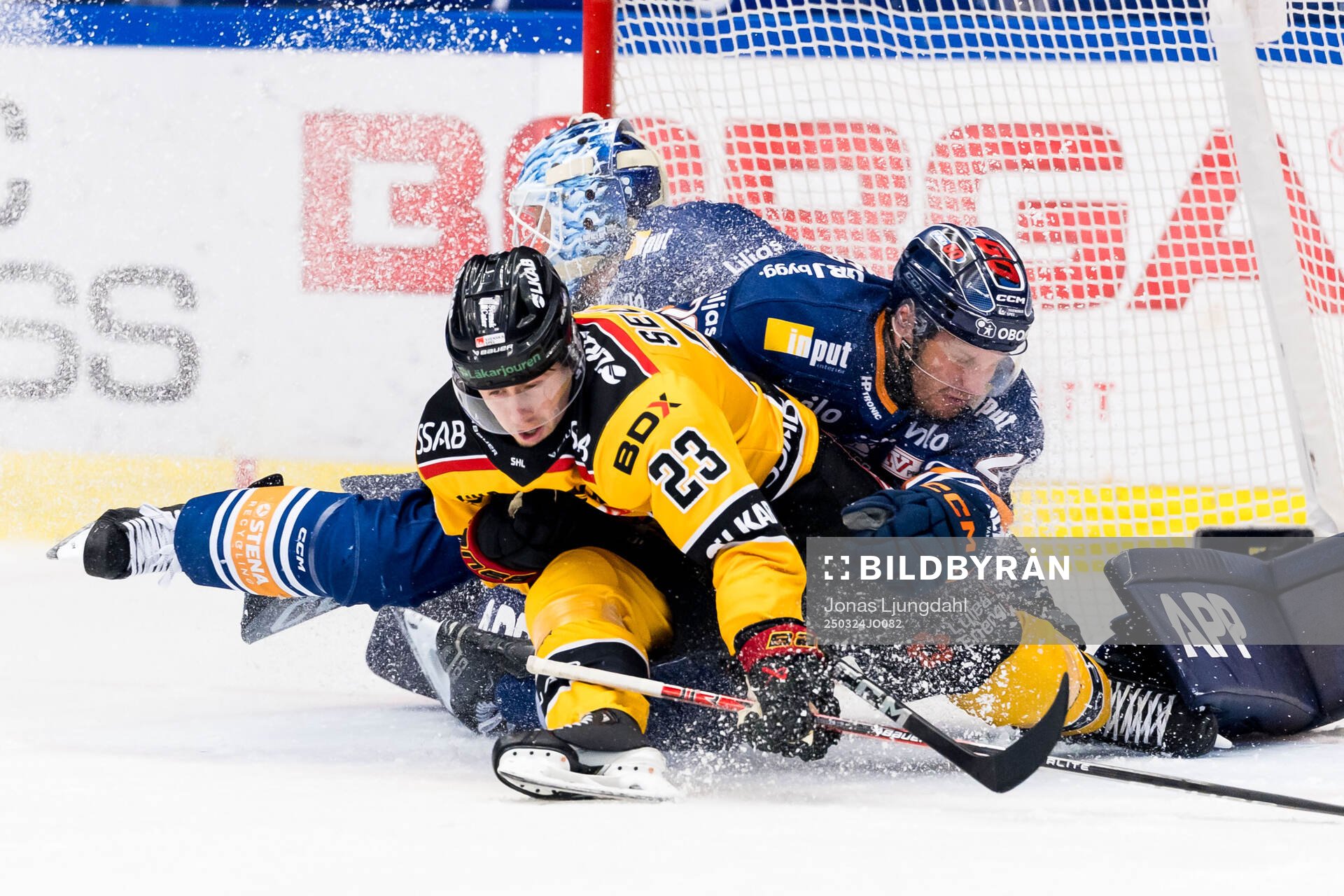 Luleås Jesper Sellgren mot Växjös målvakt Emil Larmi