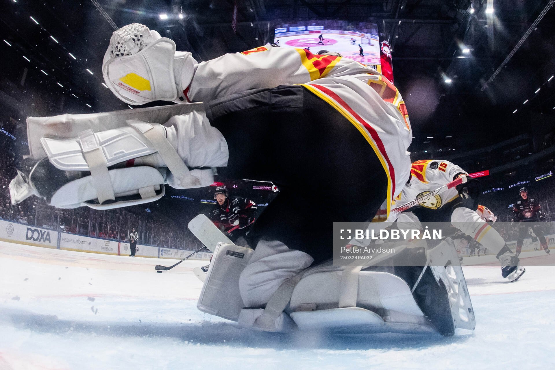 Malmö Redhawks Johan Olofsson skjuter mot Brynäs målvakt