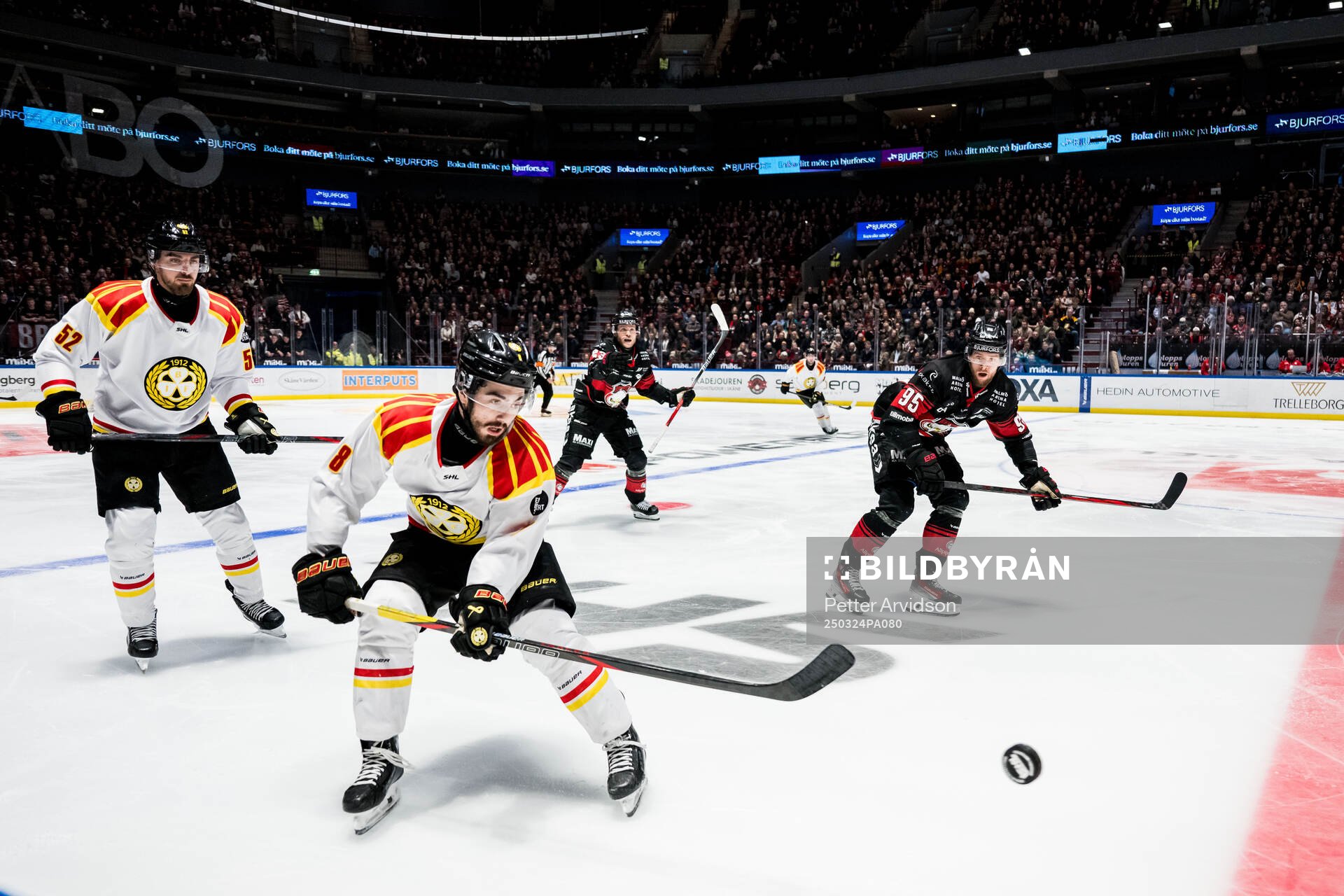 Brynäs Bobby Trivigno och Malmö Redhawks Carl Persson