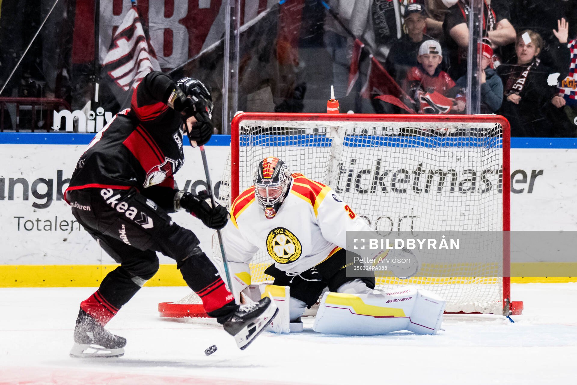 Malmö Redhawks Fredrik Händemark och Brynäs målvakt