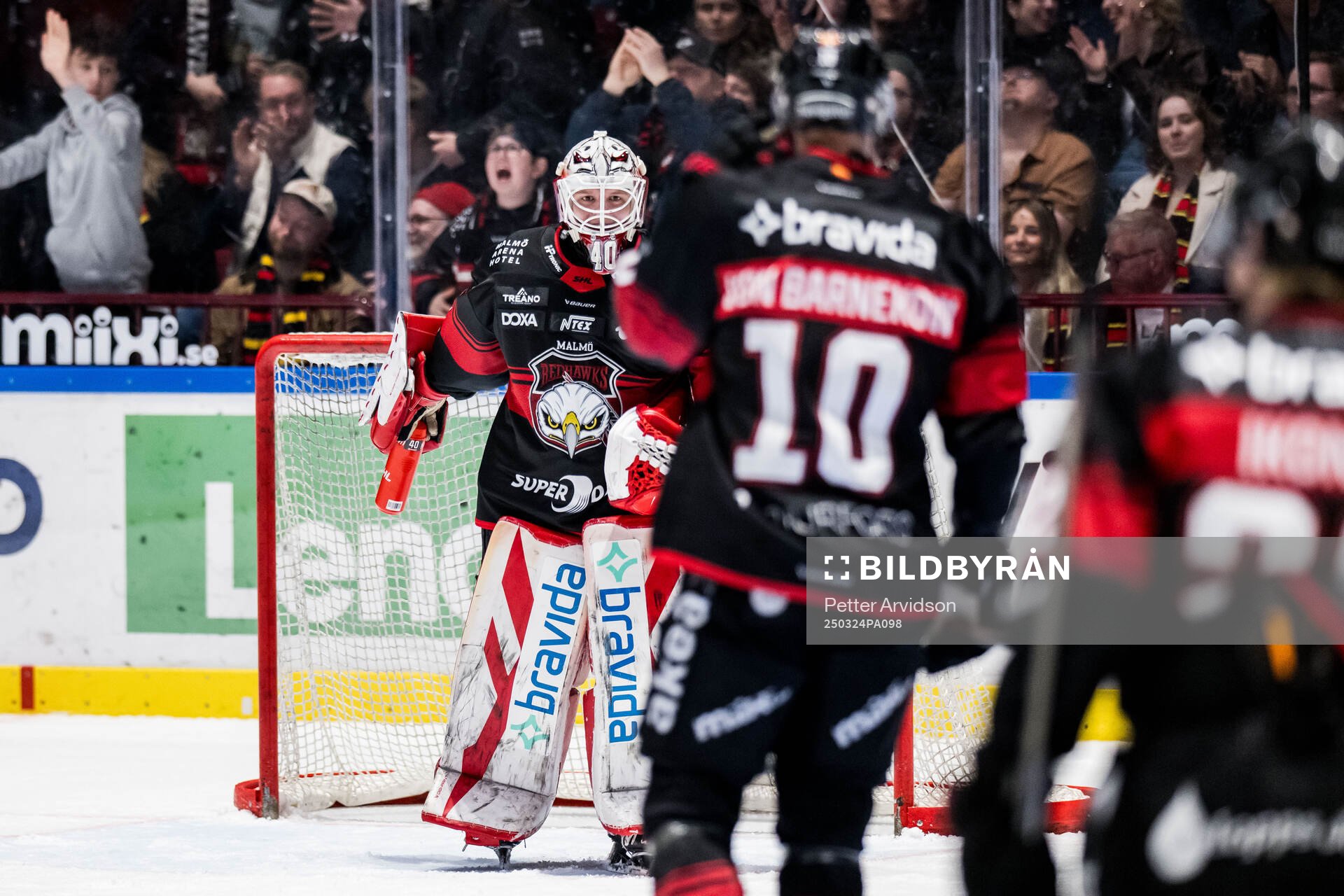 Malmö Redhawks målvakt Oskar Blomgren jublar