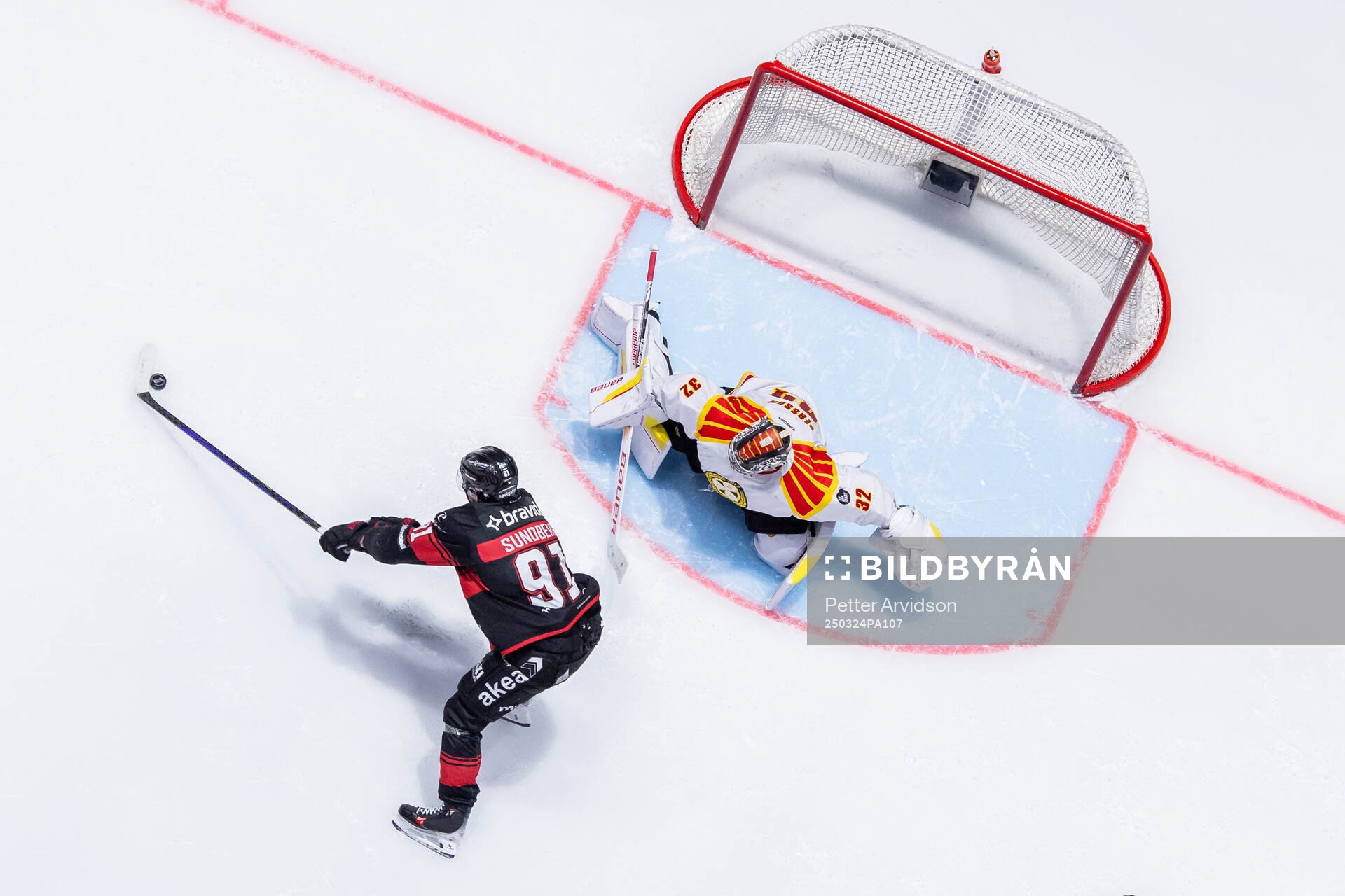 Malmö Redhawks Axel Sundberg oroar mot Brynäs målvakt