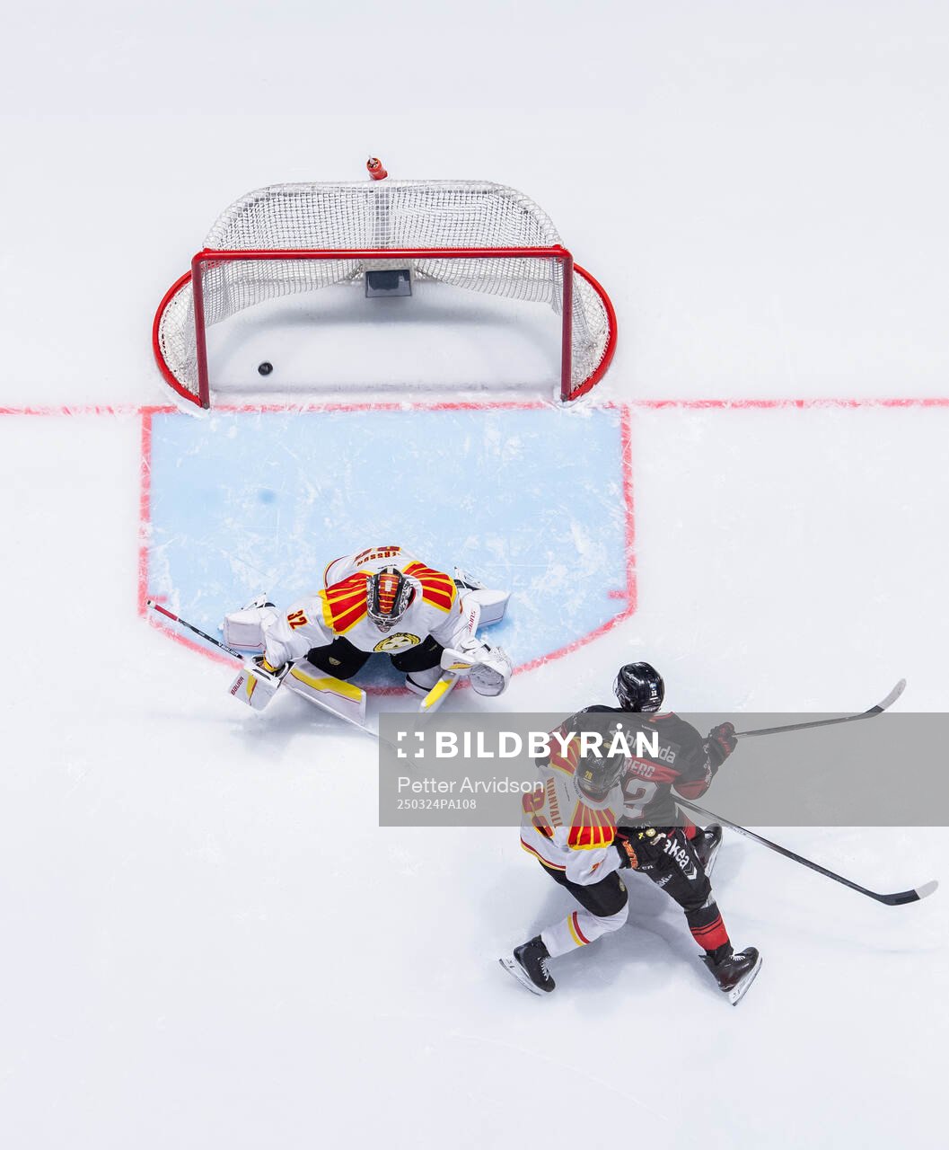 Malmö Redhawks Linus Öberg oroar mot Brynäs målvakt