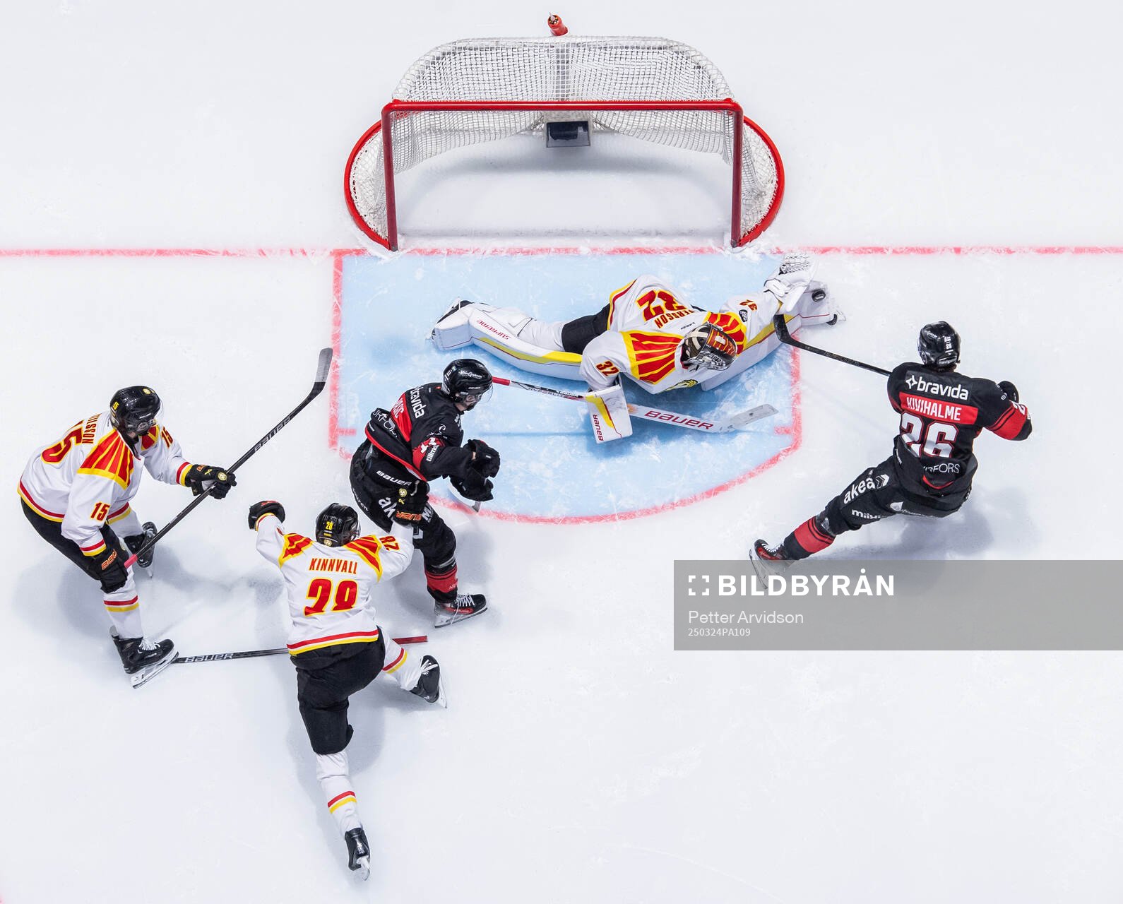 Brynäs målvakt Ludvig Persson räddar mot Malmö Redhawks