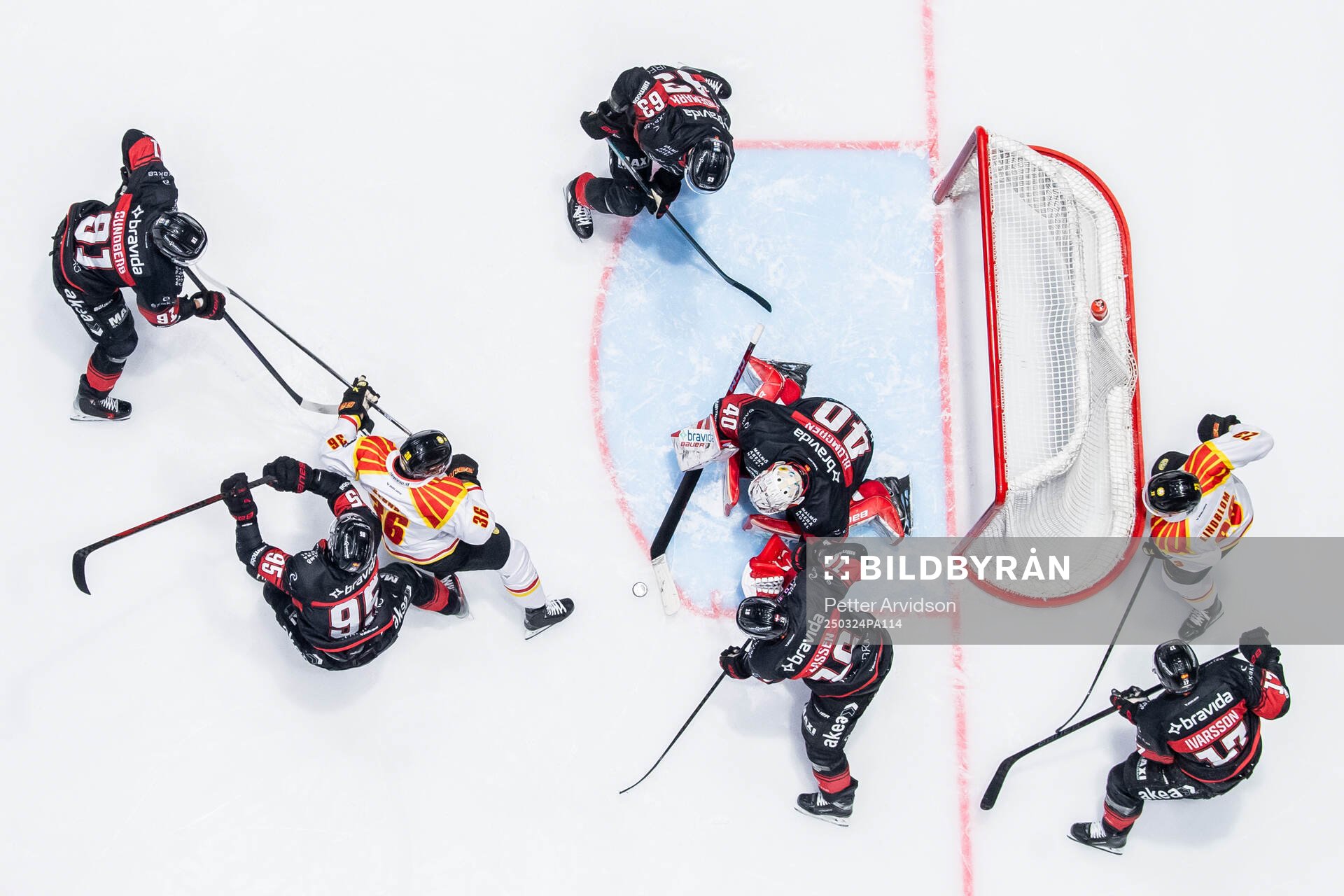 Brynäs Linus Ölund oroar mot Malmö Redhawks målvakt